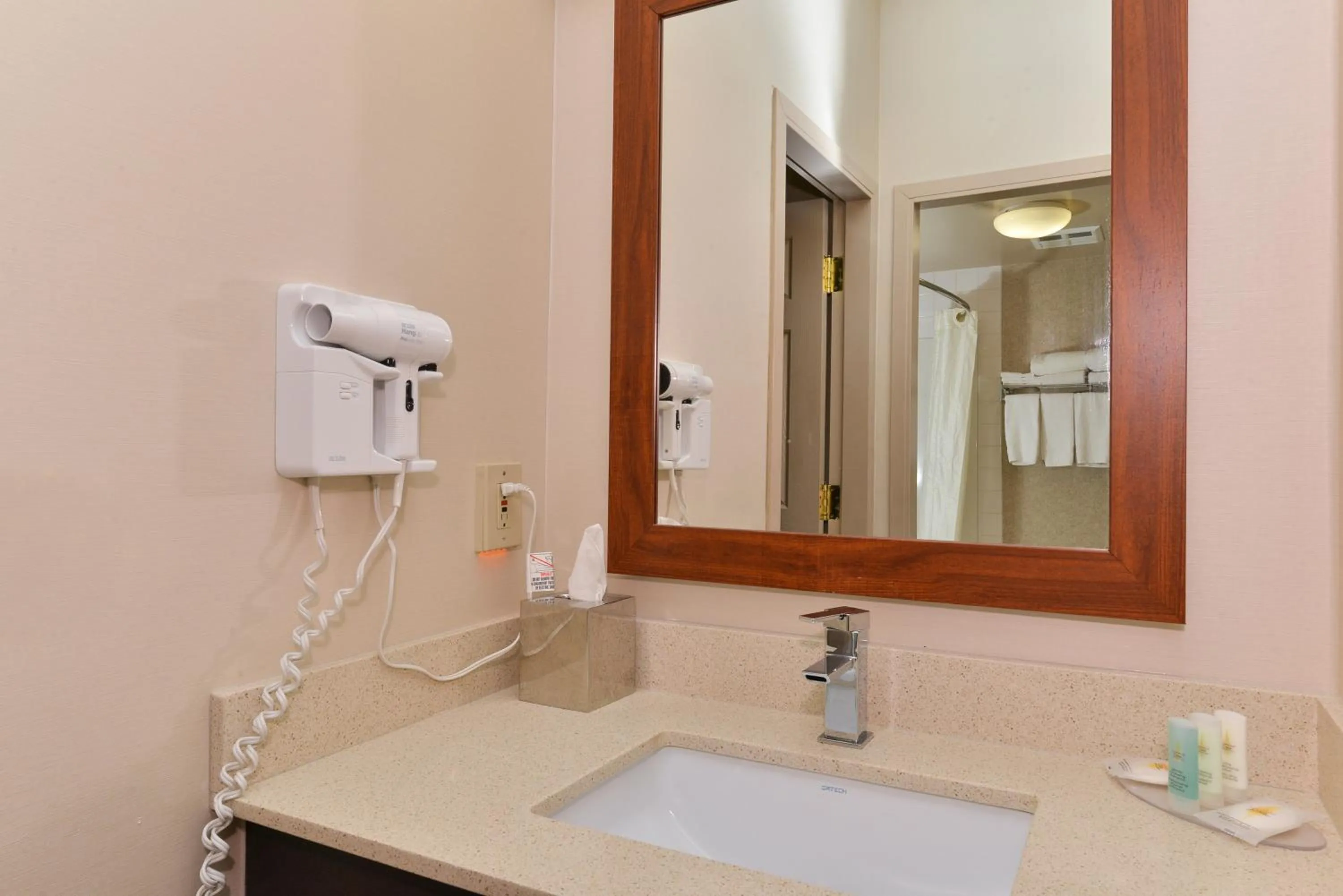 Bathroom in Comfort Inn & Suites Airport South
