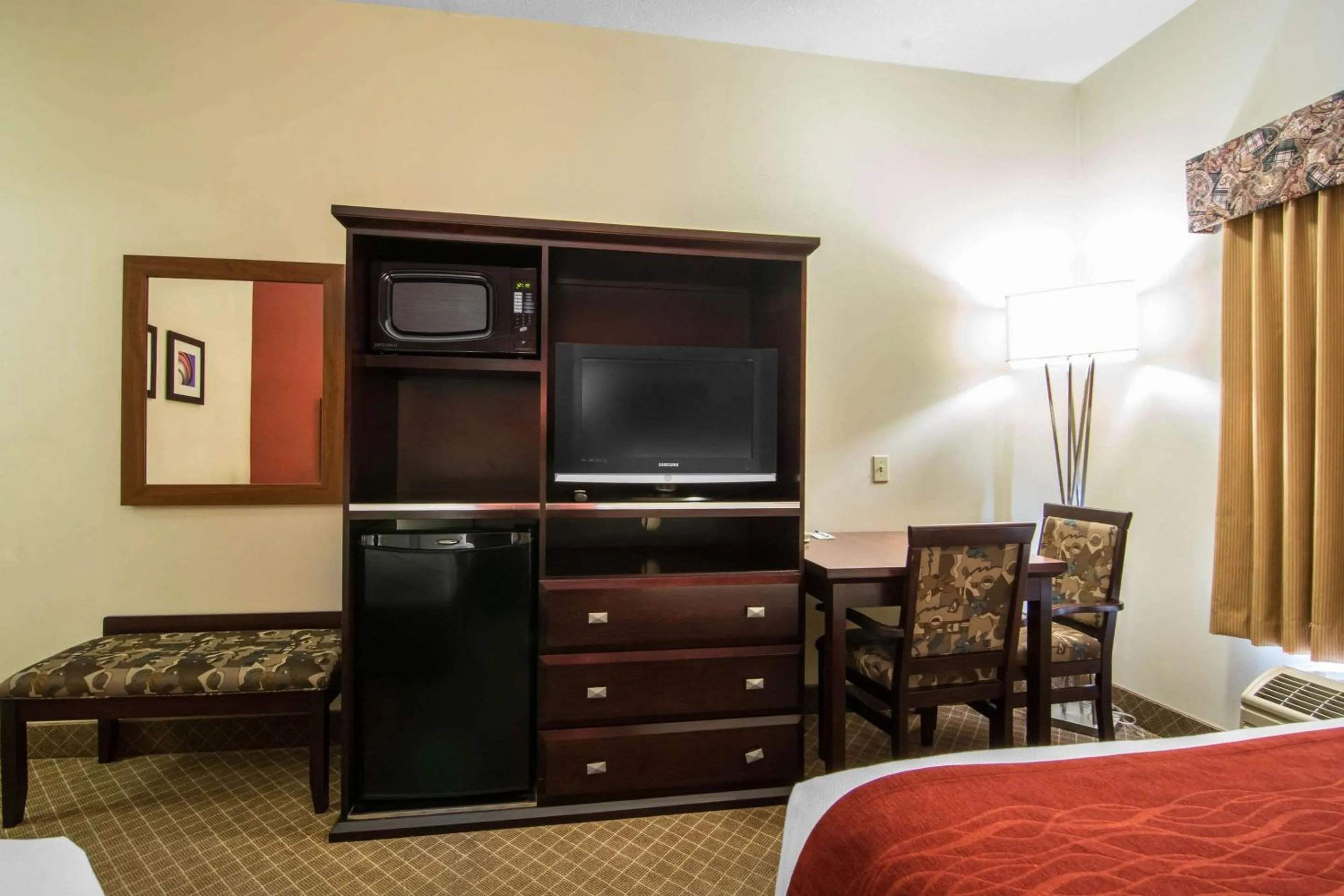 Photo of the whole room, Bed in Comfort Inn & Suites Airport South