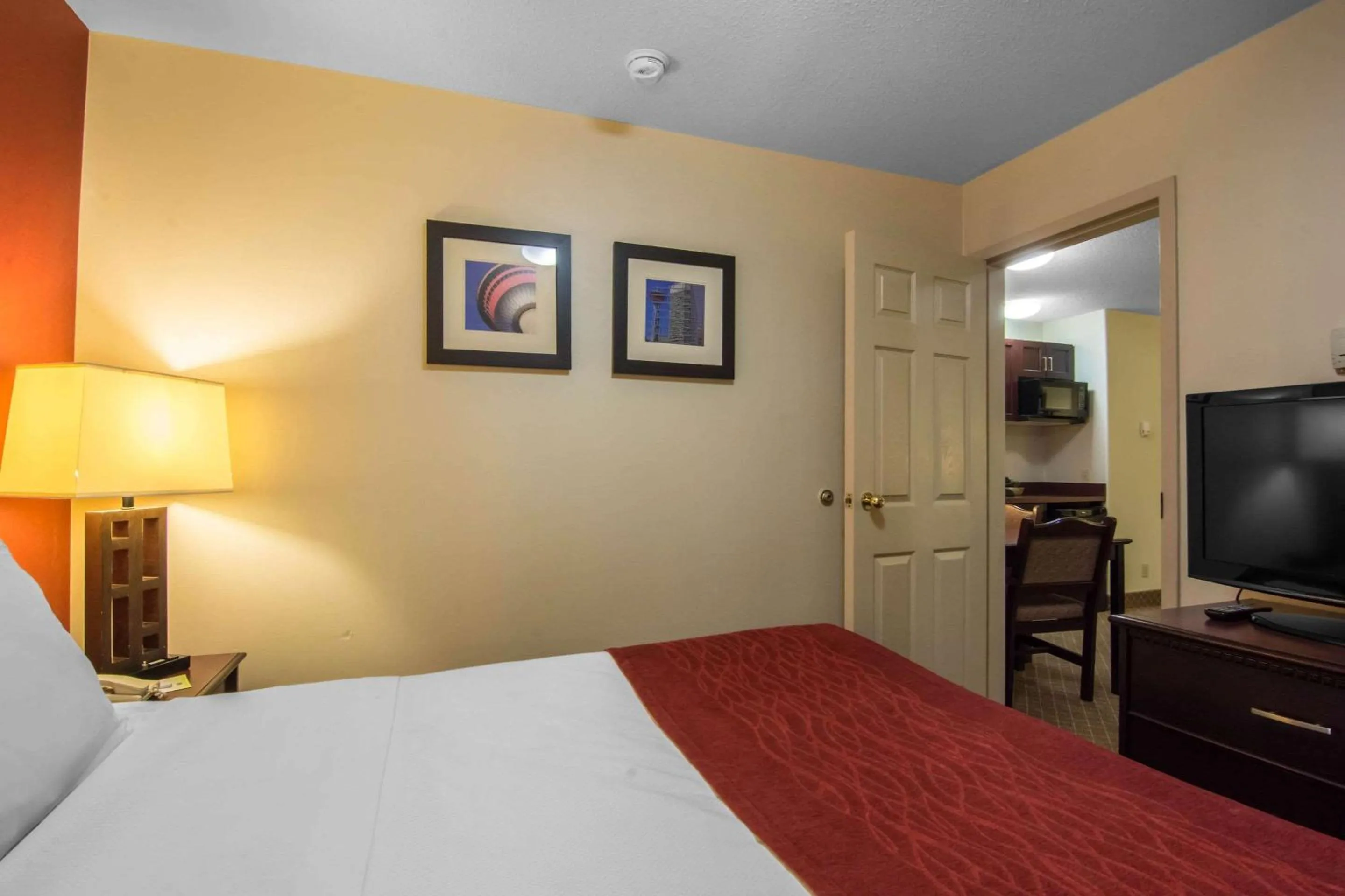 Photo of the whole room, Bed in Comfort Inn & Suites Airport South