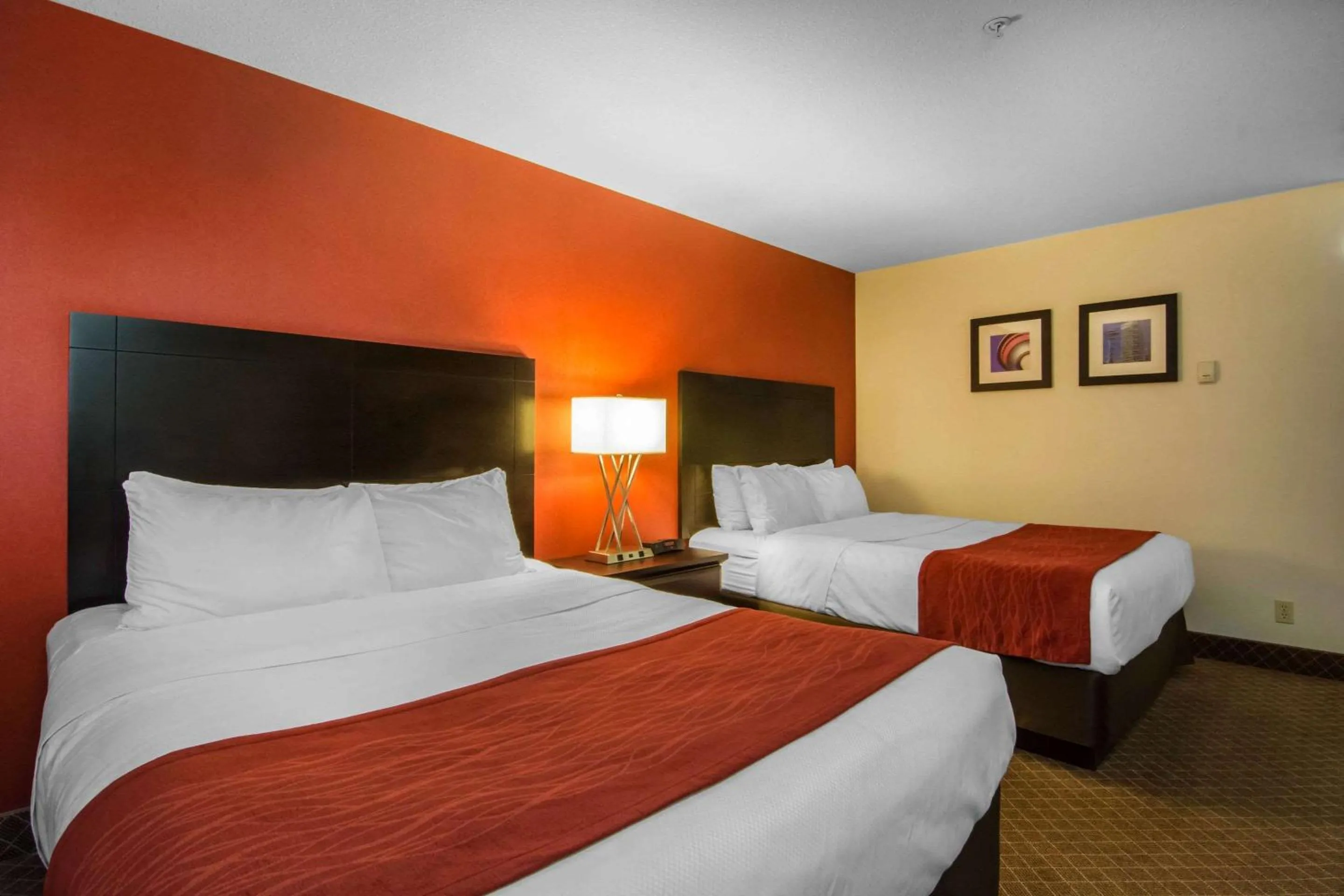 Photo of the whole room, Bed in Comfort Inn & Suites Airport South