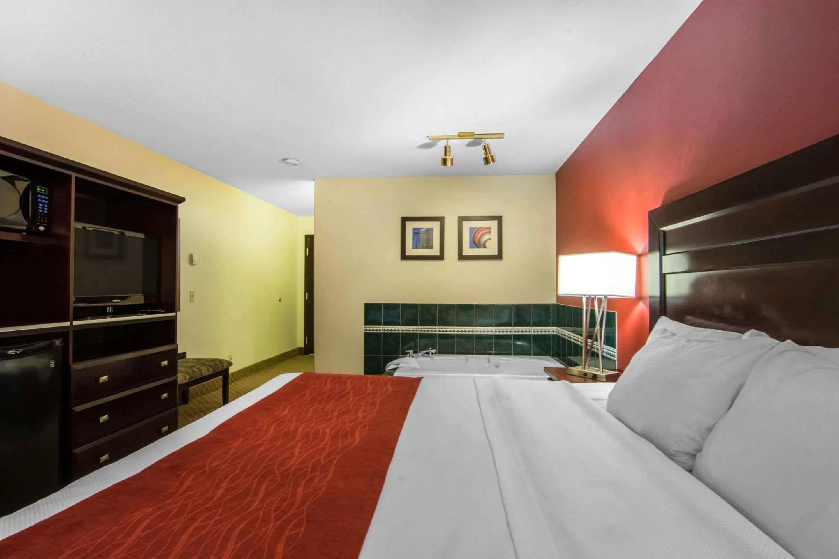 Photo of the whole room, Bed in Comfort Inn & Suites Airport South