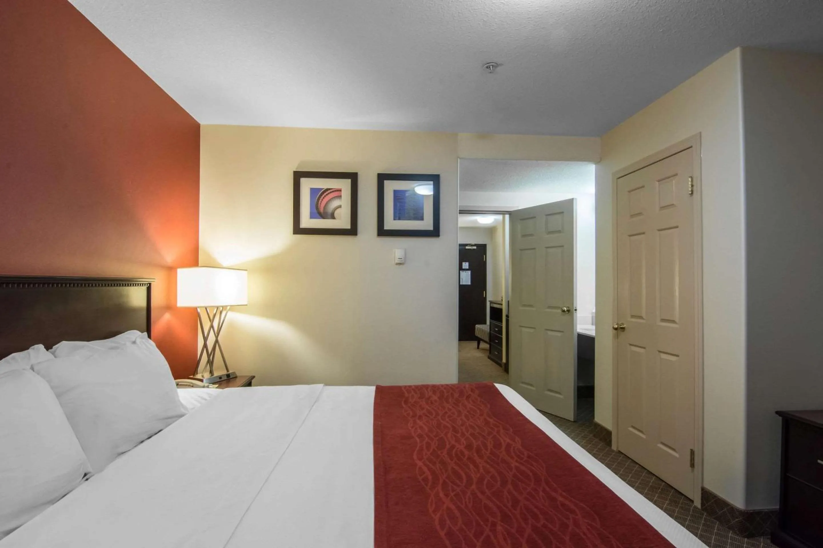 Photo of the whole room, Bed in Comfort Inn & Suites Airport South
