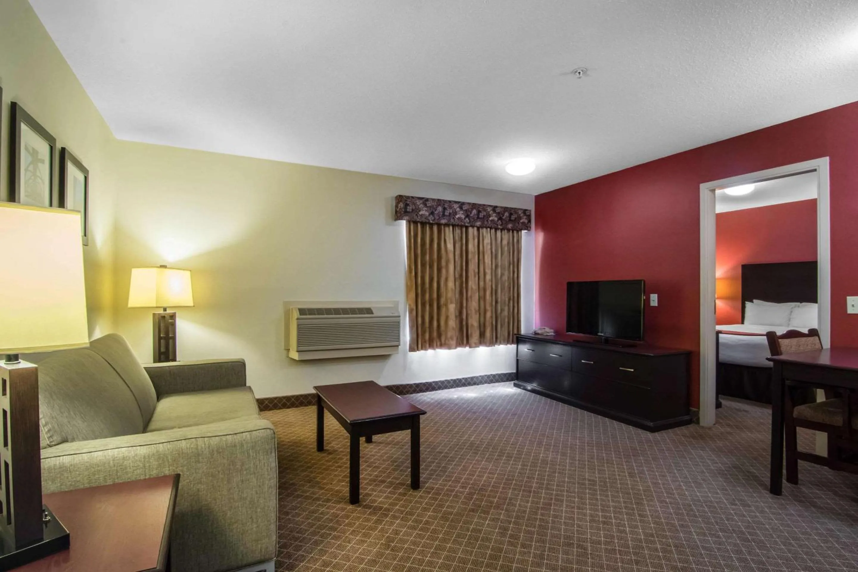Photo of the whole room, Bed in Comfort Inn & Suites Airport South