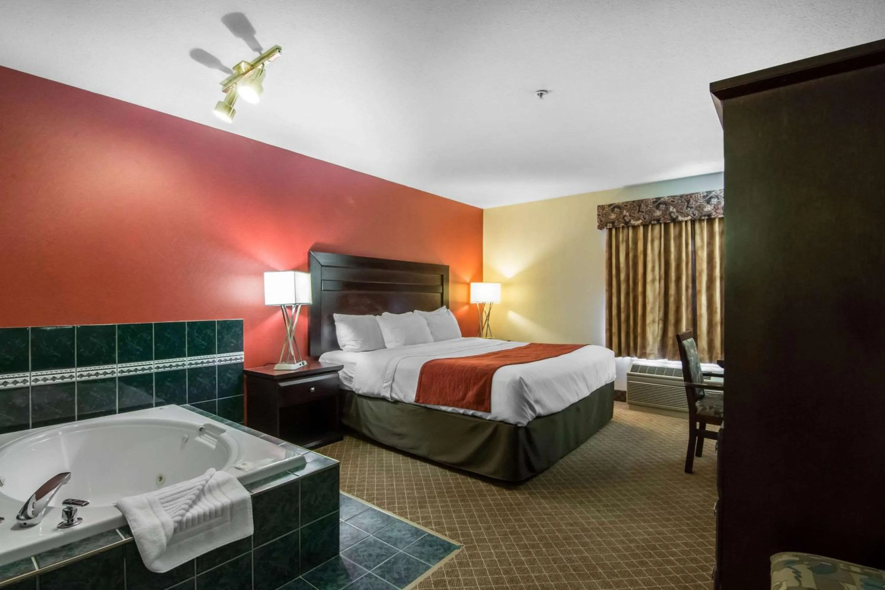 Photo of the whole room, Bed in Comfort Inn & Suites Airport South