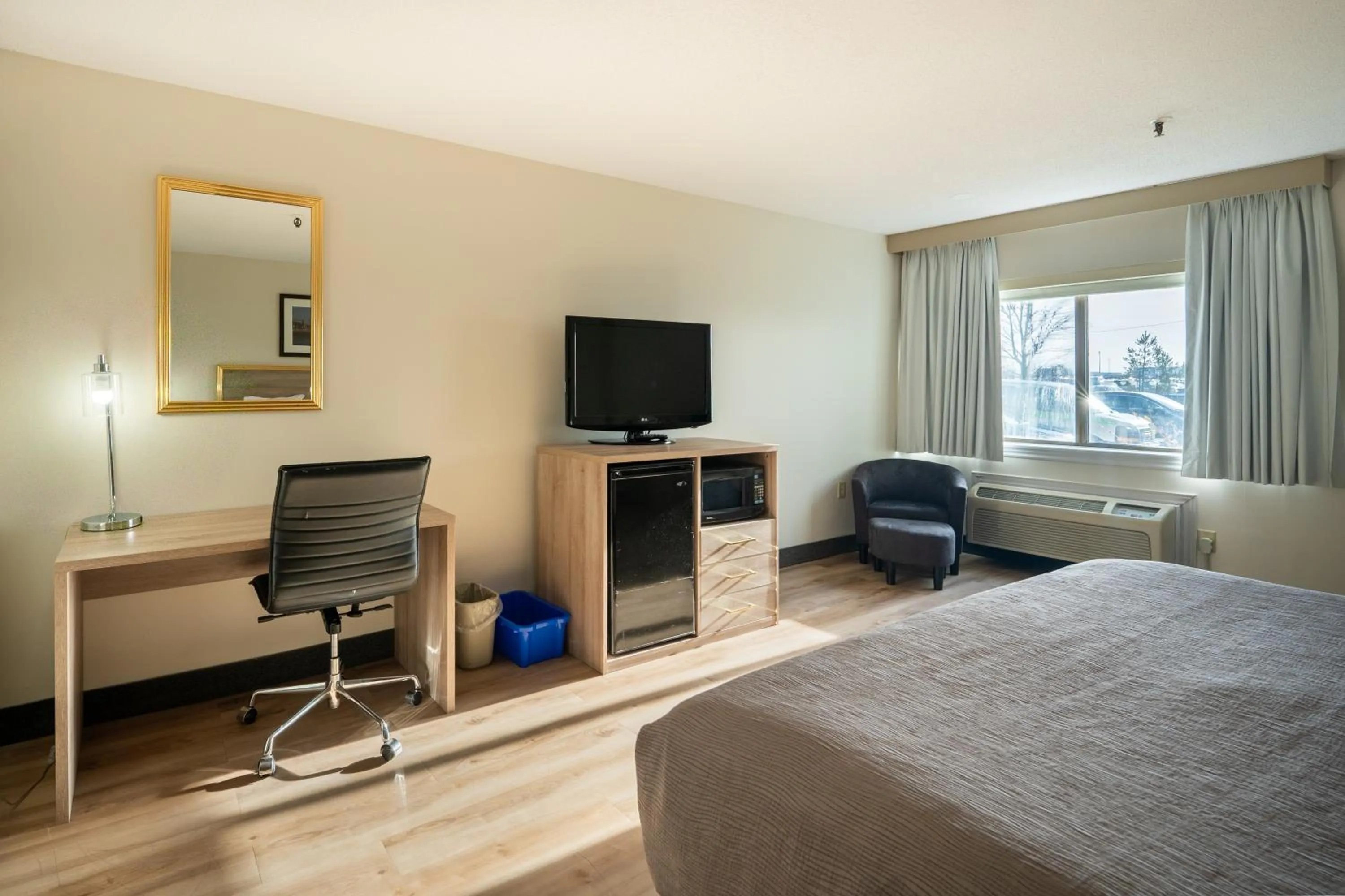 Bedroom, Bed in HFX Airport Hotel