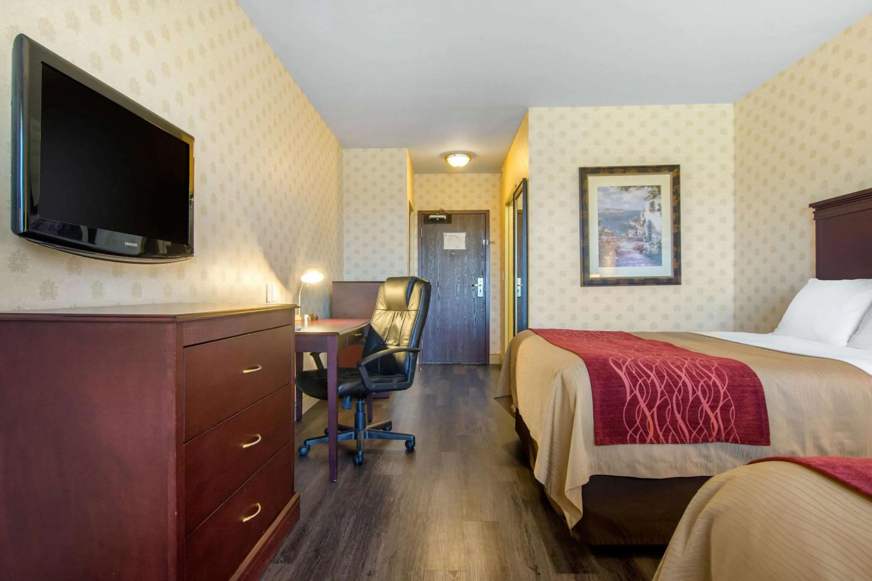 Photo of the whole room, Bed in Comfort Inn & Suites