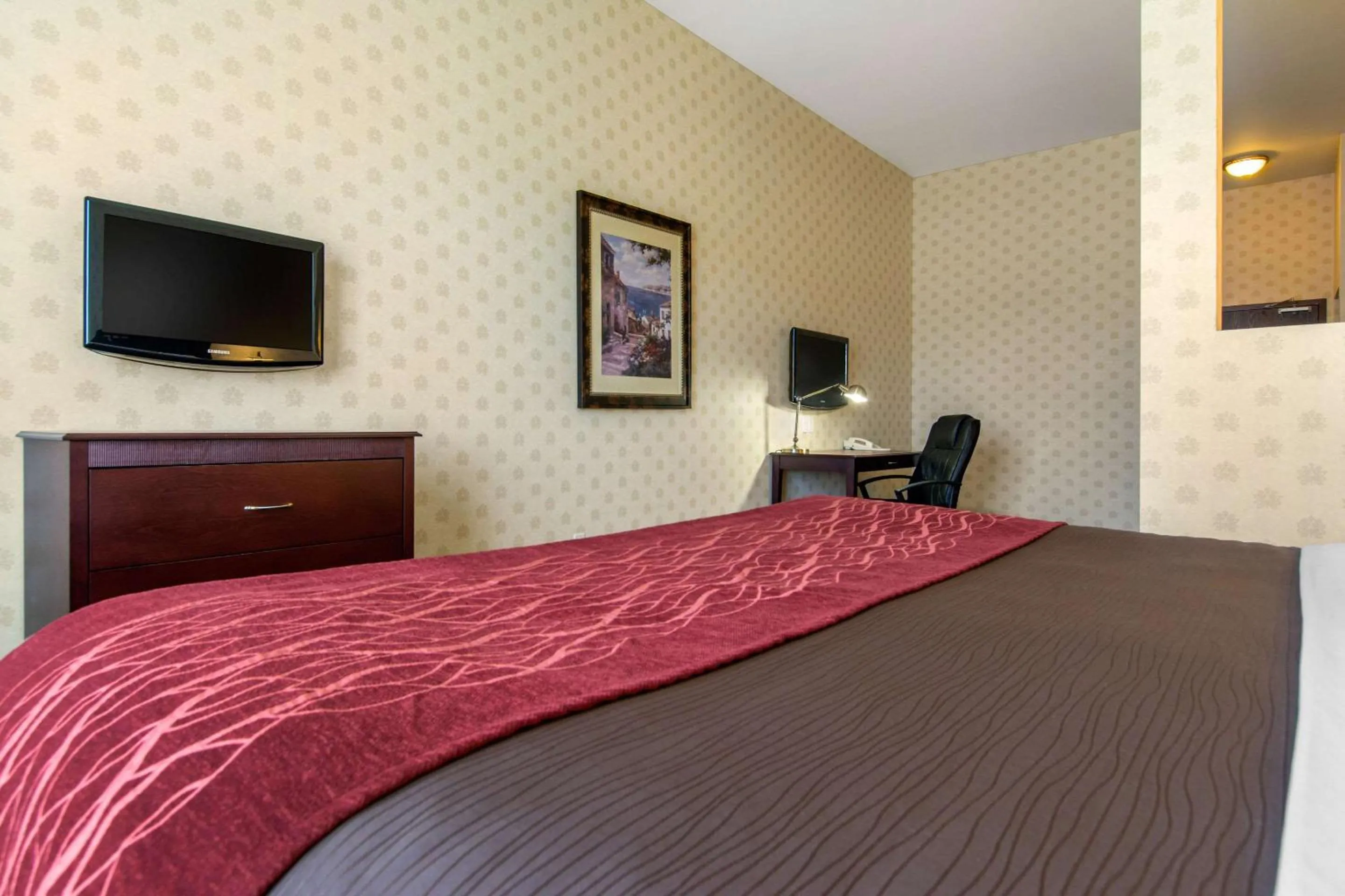Photo of the whole room, Bed in Comfort Inn & Suites