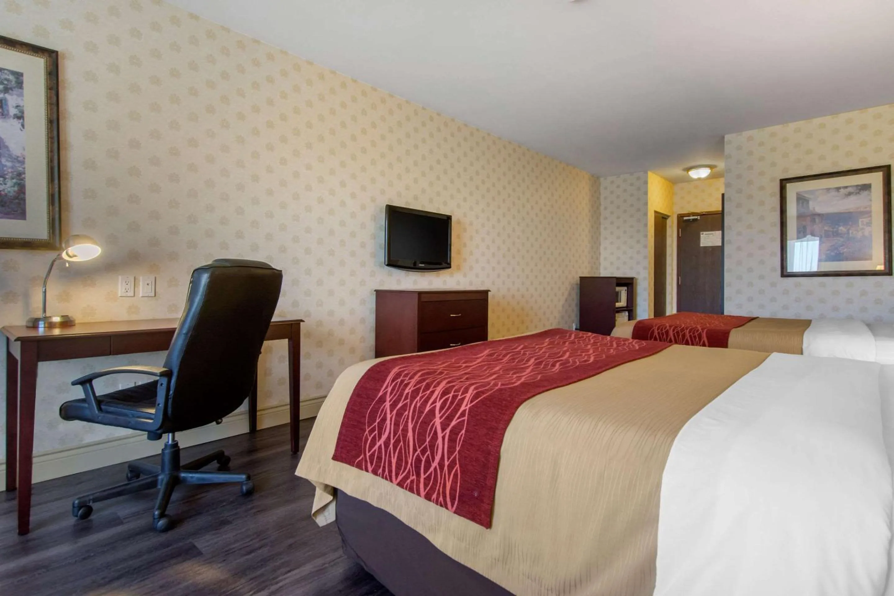 Photo of the whole room, Bed in Comfort Inn & Suites