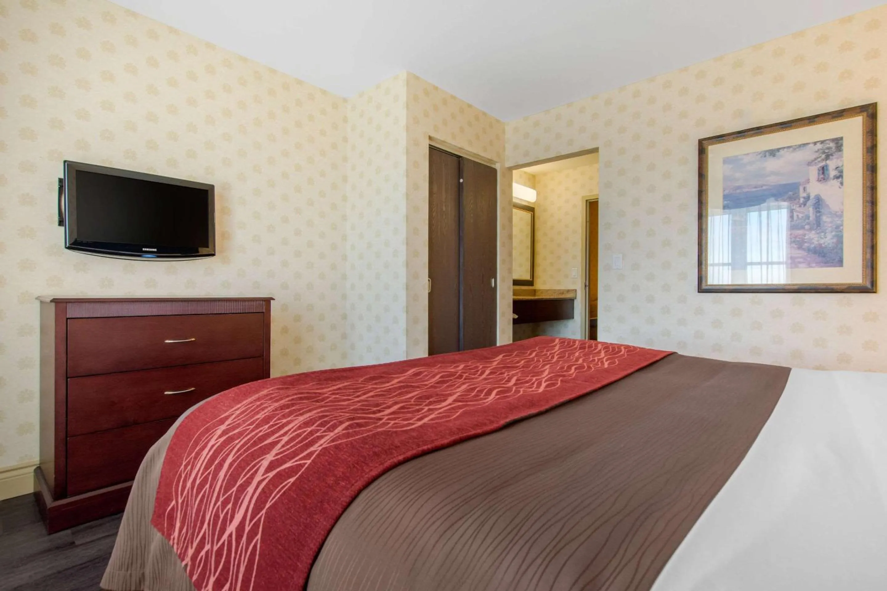 Photo of the whole room, Bed in Comfort Inn & Suites