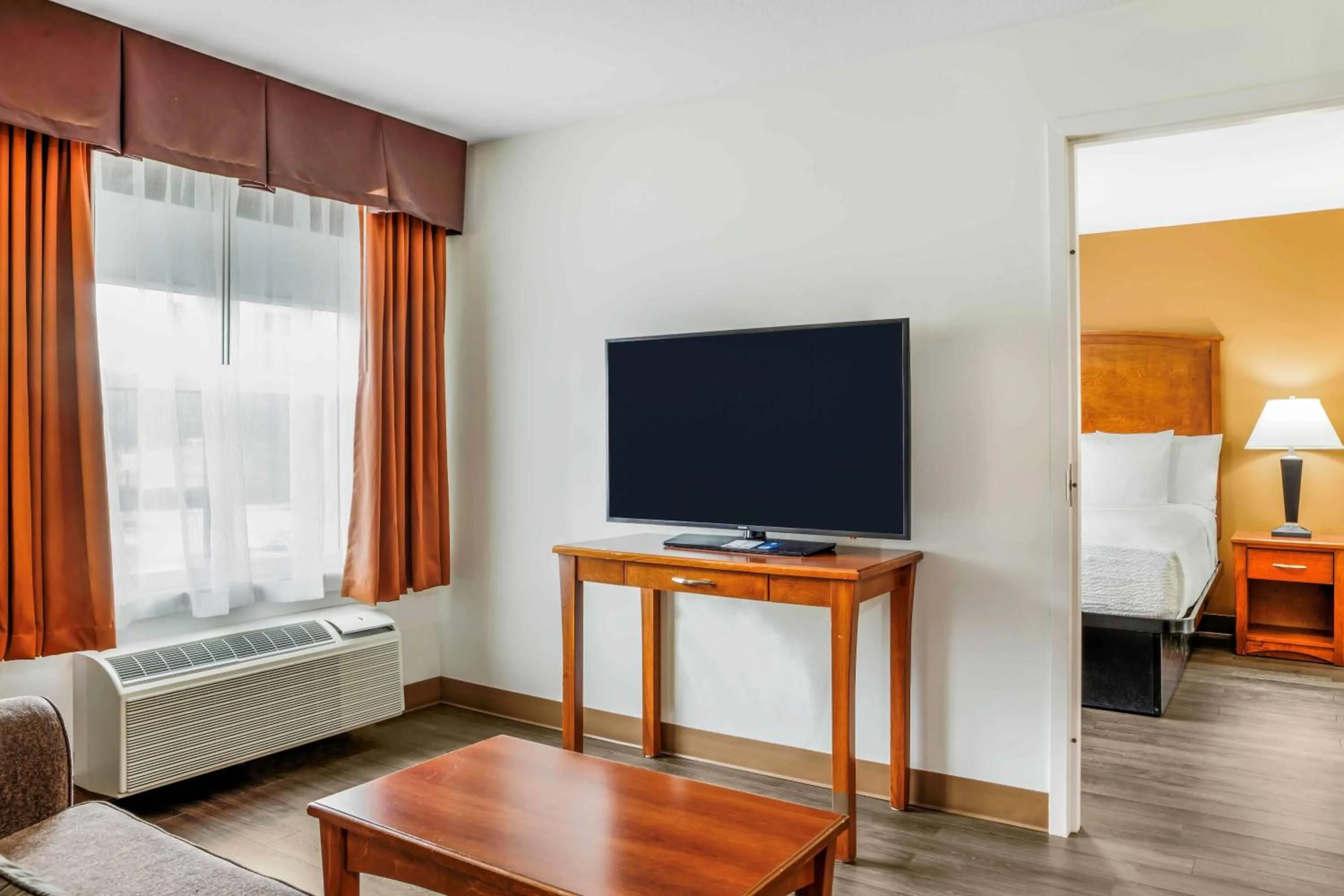 Photo of the whole room, Bed in Days Inn & Suites by Wyndham Sherwood Park Edmonton