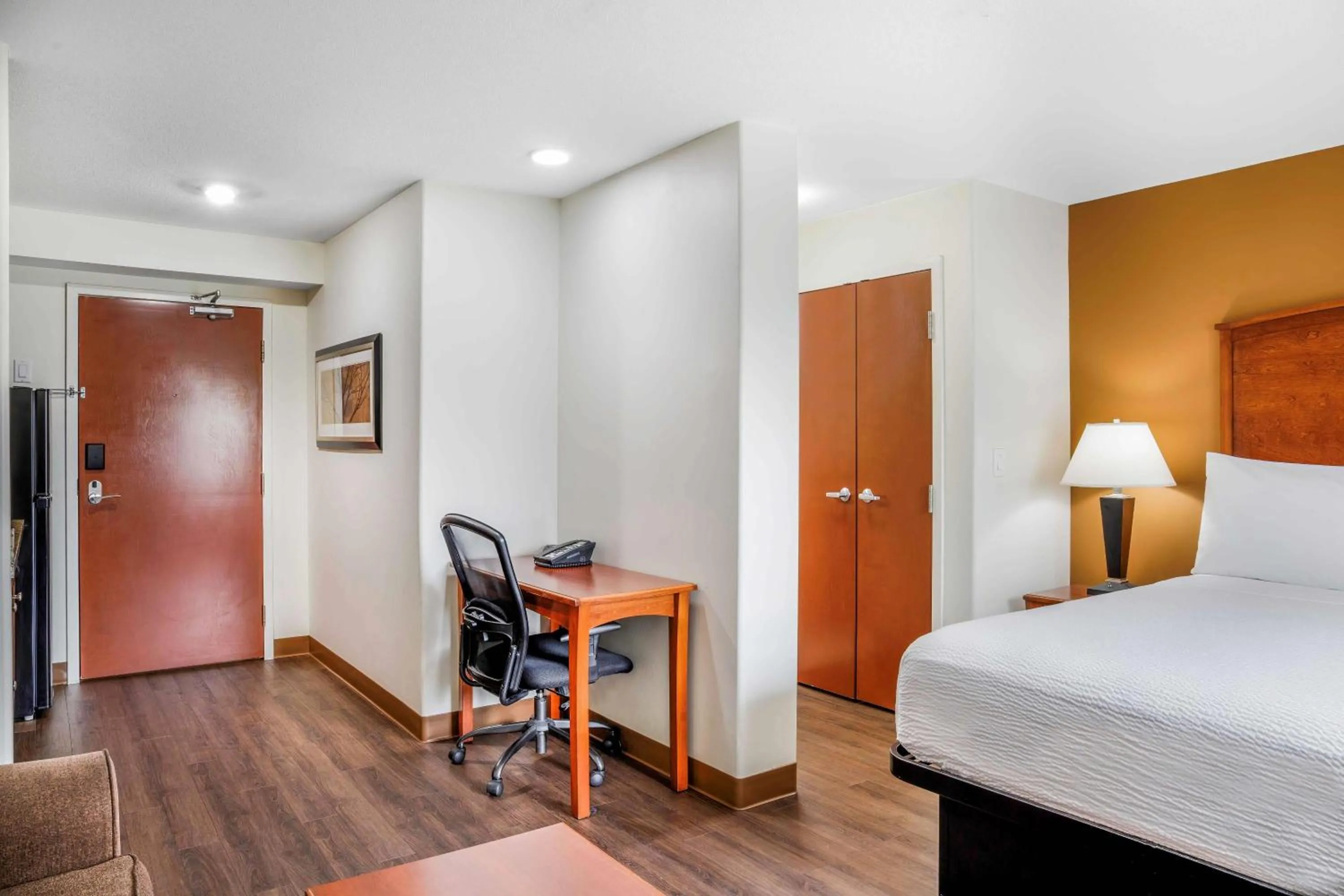 Photo of the whole room, Bed in Days Inn & Suites by Wyndham Sherwood Park Edmonton