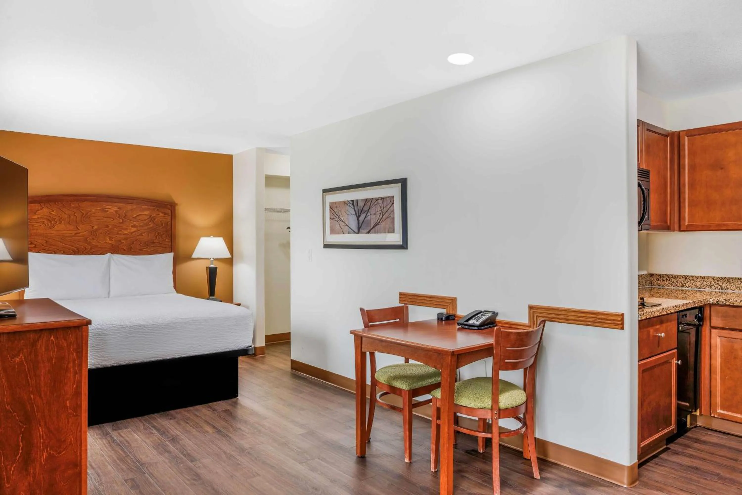 Photo of the whole room, Bed in Days Inn & Suites by Wyndham Sherwood Park Edmonton