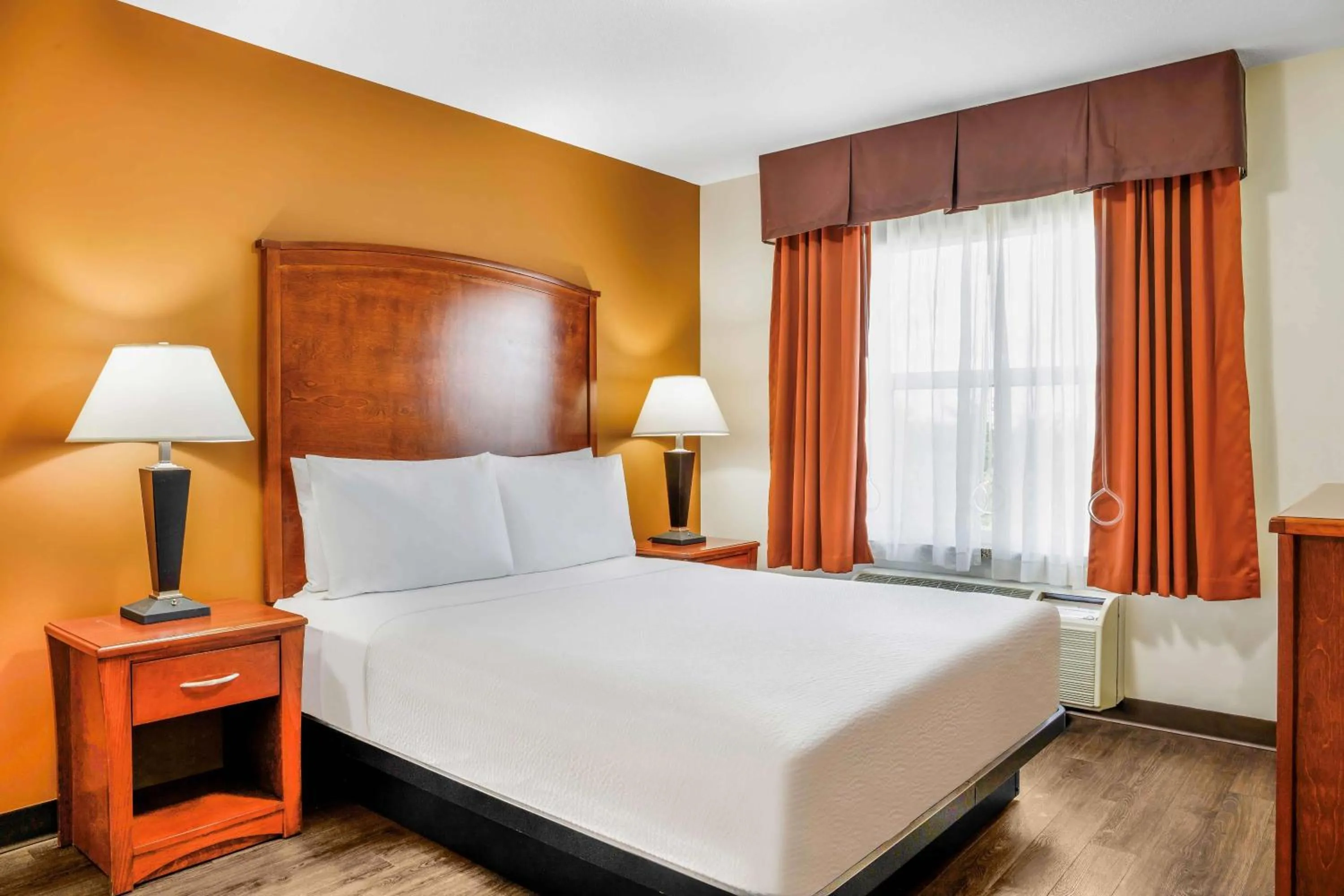Photo of the whole room, Bed in Days Inn & Suites by Wyndham Sherwood Park Edmonton