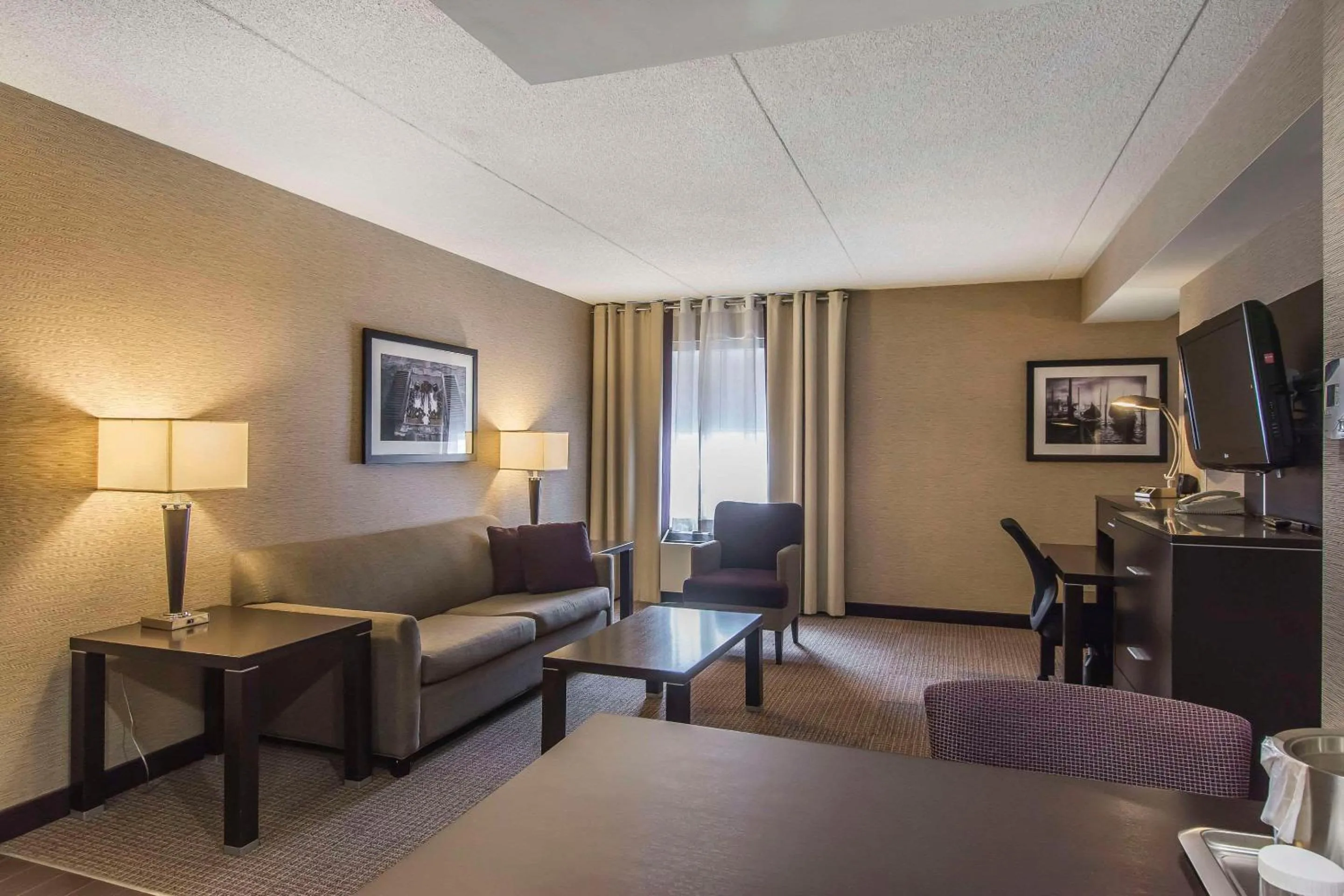 Bedroom in Quattro Hotel & Conf Centre, an Ascend Collection Hotel