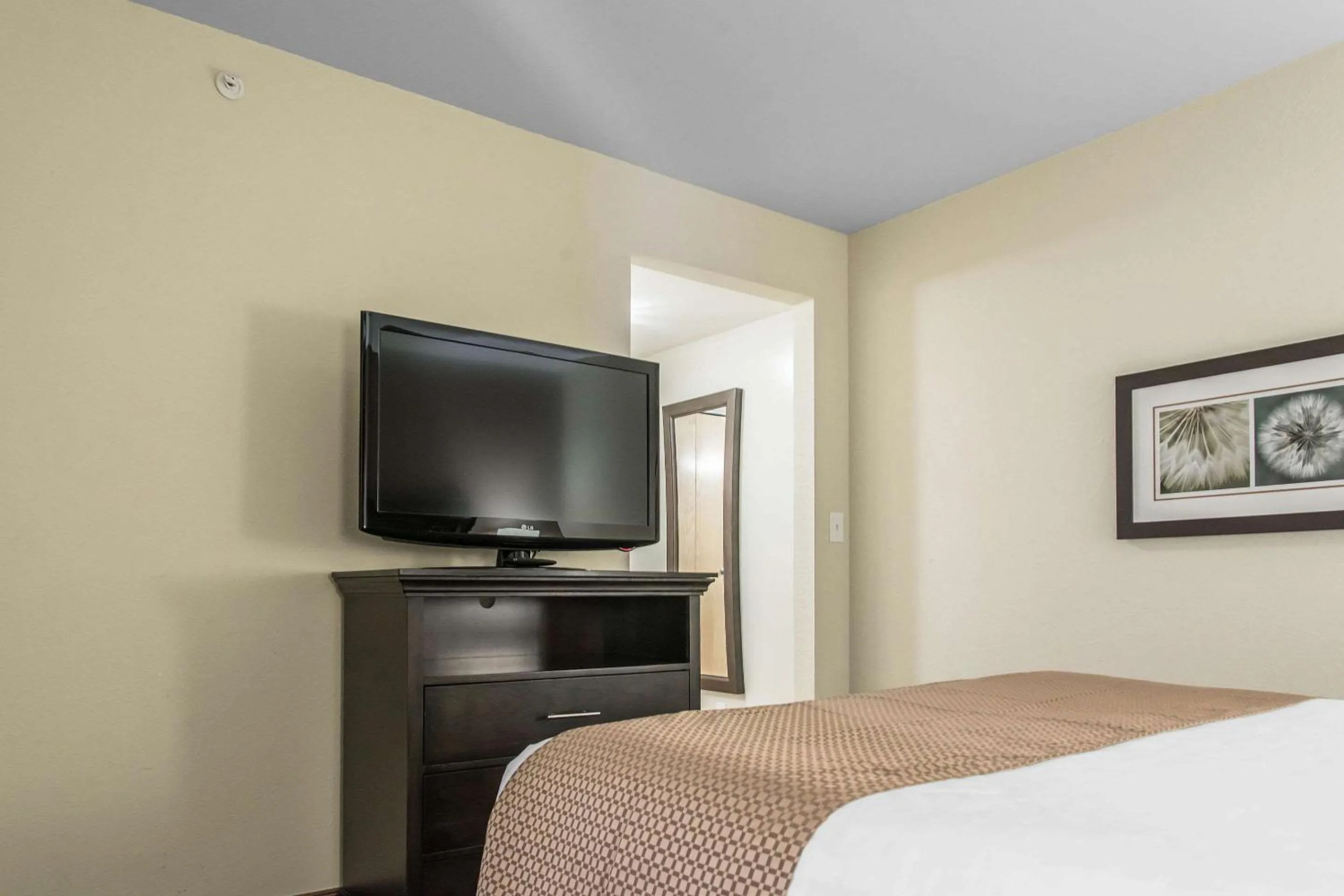 Bedroom, Bed in MainStay Suites Winnipeg