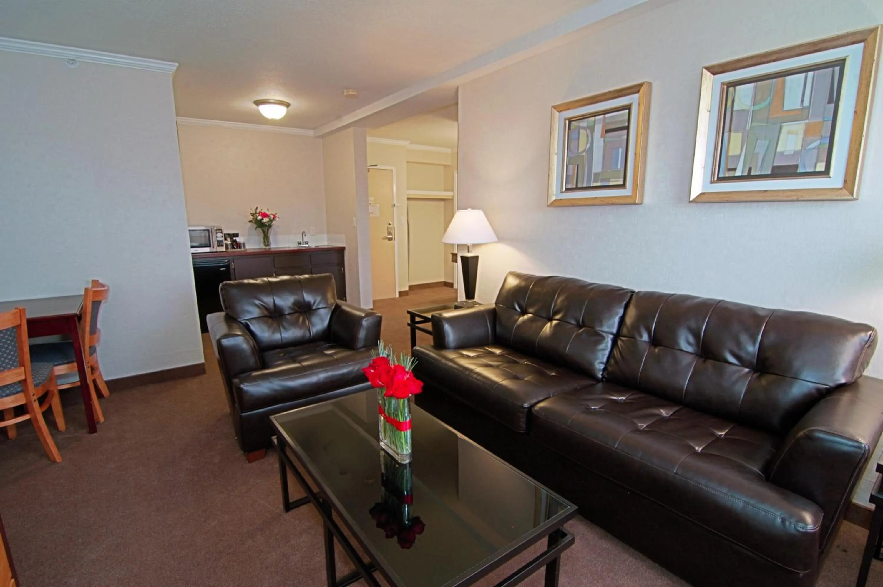 Living room in Quality Inn & Conference Centre