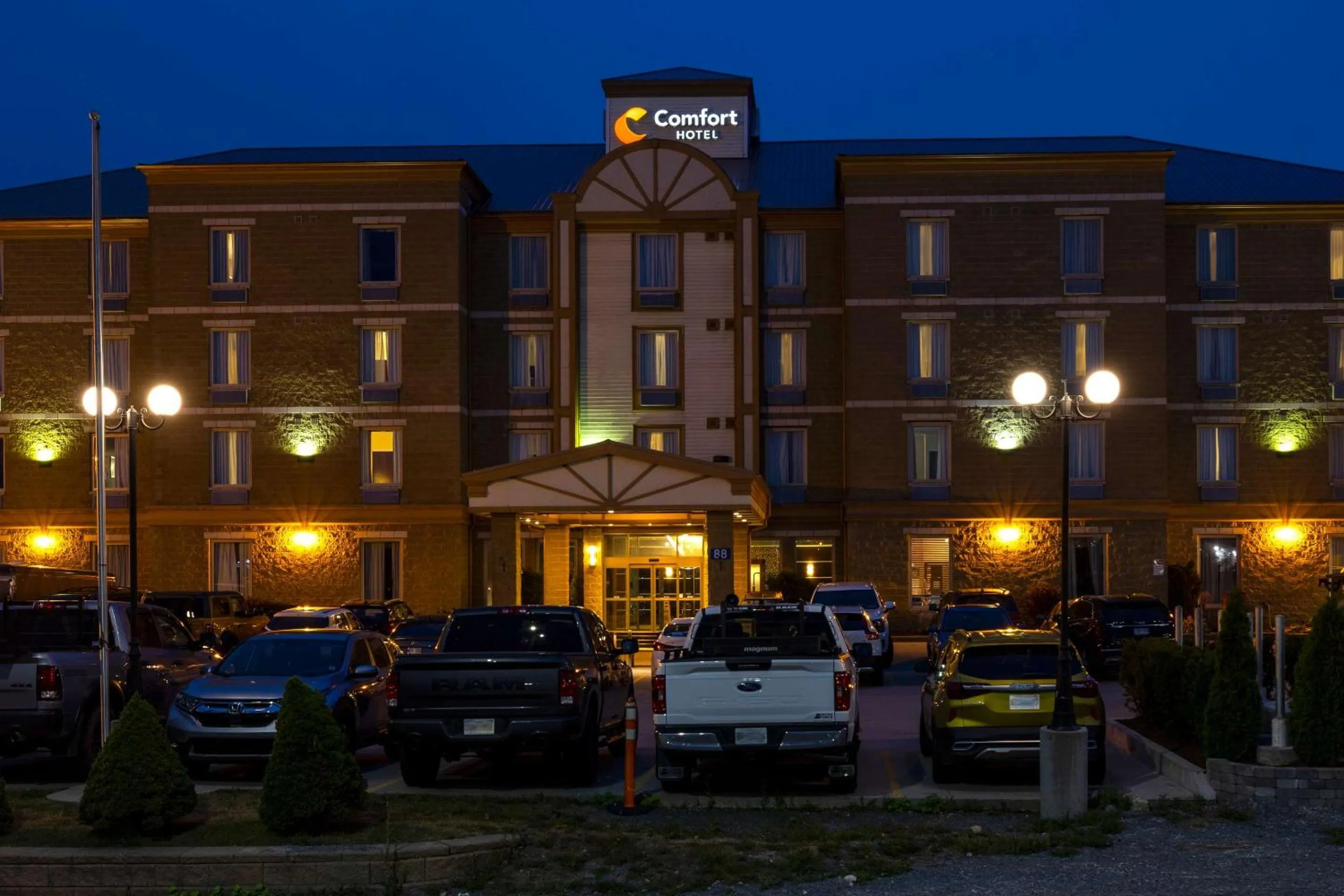 Property building in Comfort Hotel Bayer's Lake