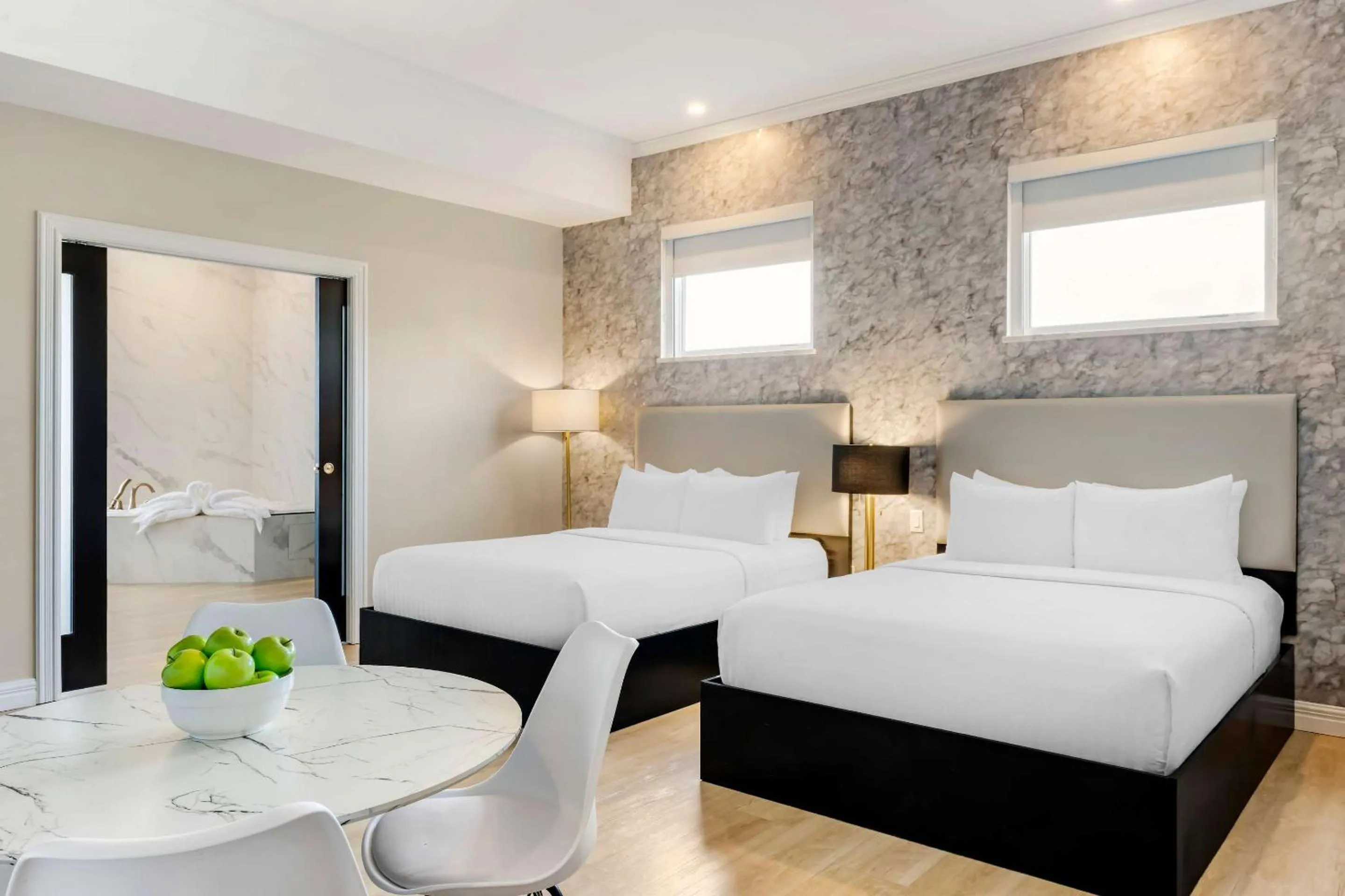 Bedroom, Bed in Comfort Hotel Bayer's Lake