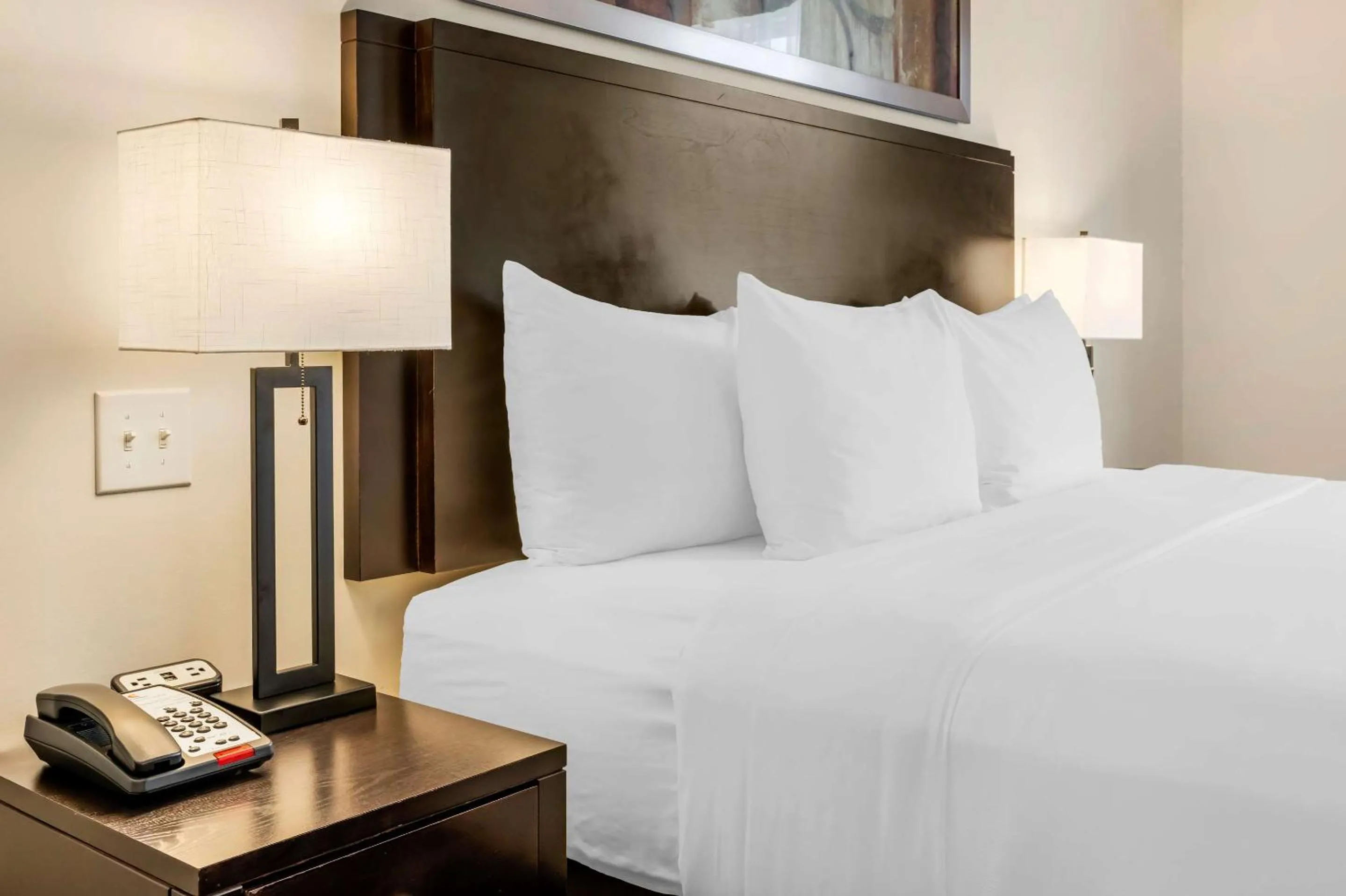 Bedroom, Bed in Comfort Hotel Bayer's Lake