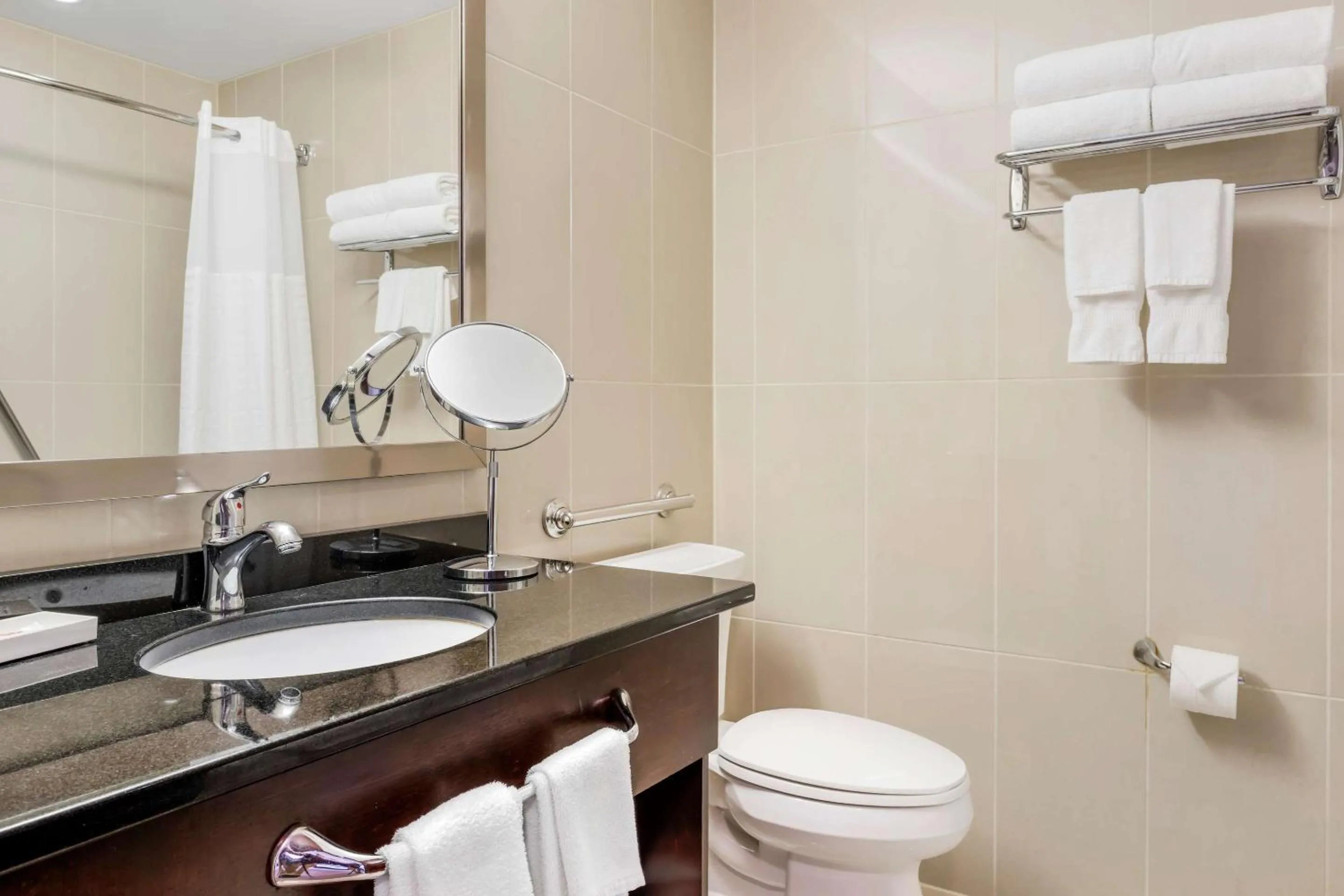 Bedroom in Comfort Hotel Bayer's Lake