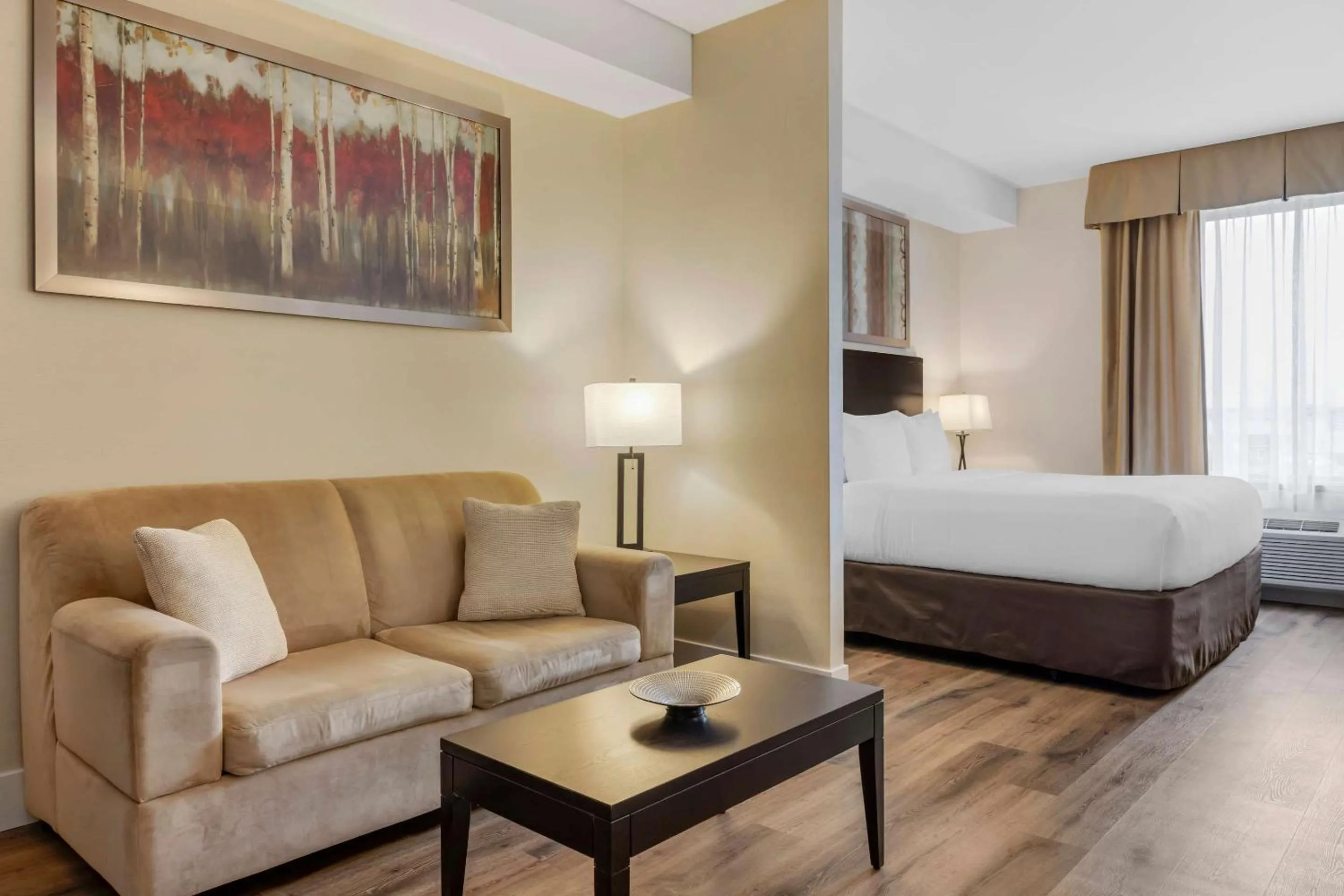 Bedroom, Bed in Comfort Hotel Bayer's Lake