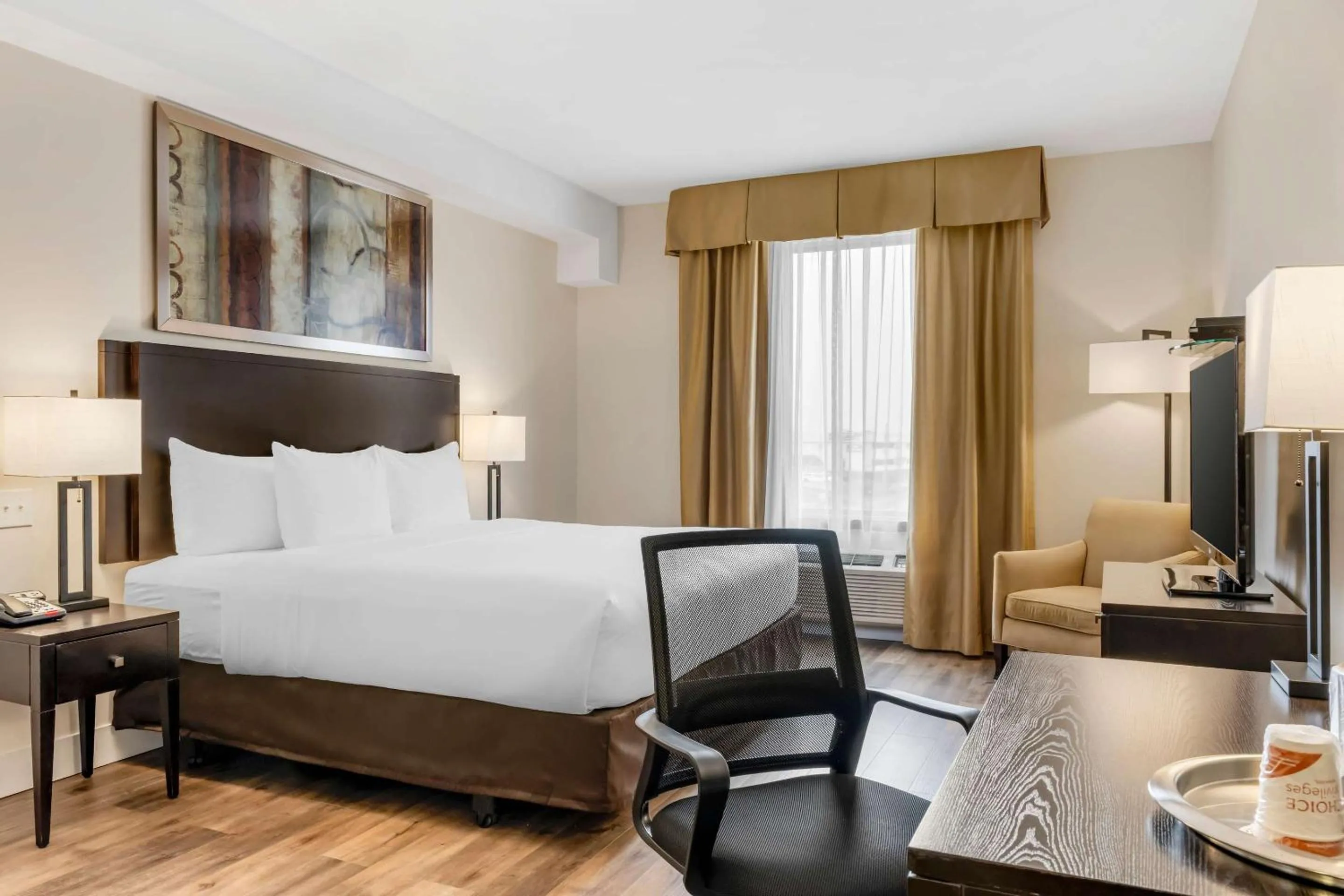 Bedroom, Bed in Comfort Hotel Bayer's Lake