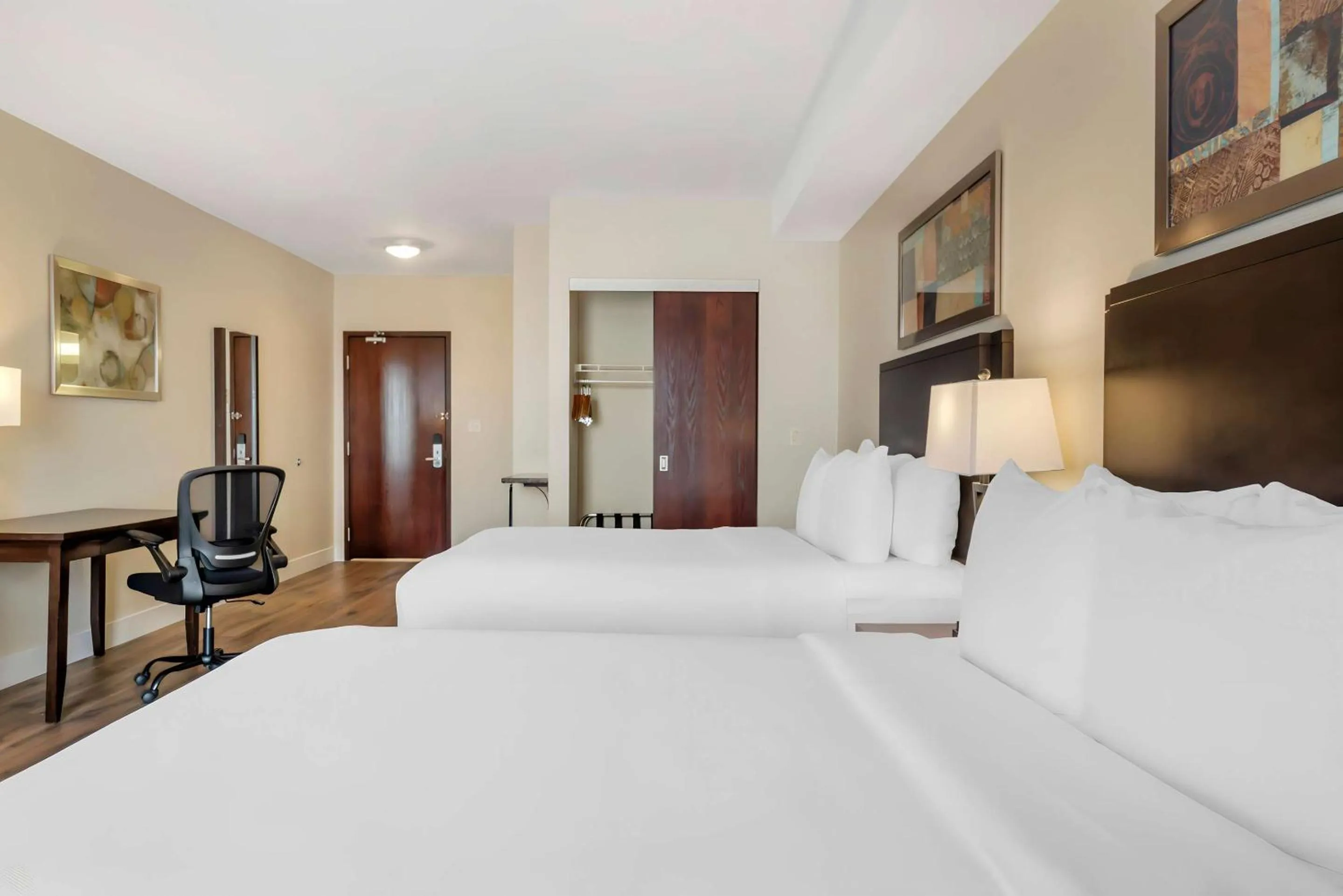 Bedroom, Bed in Comfort Hotel Bayer's Lake