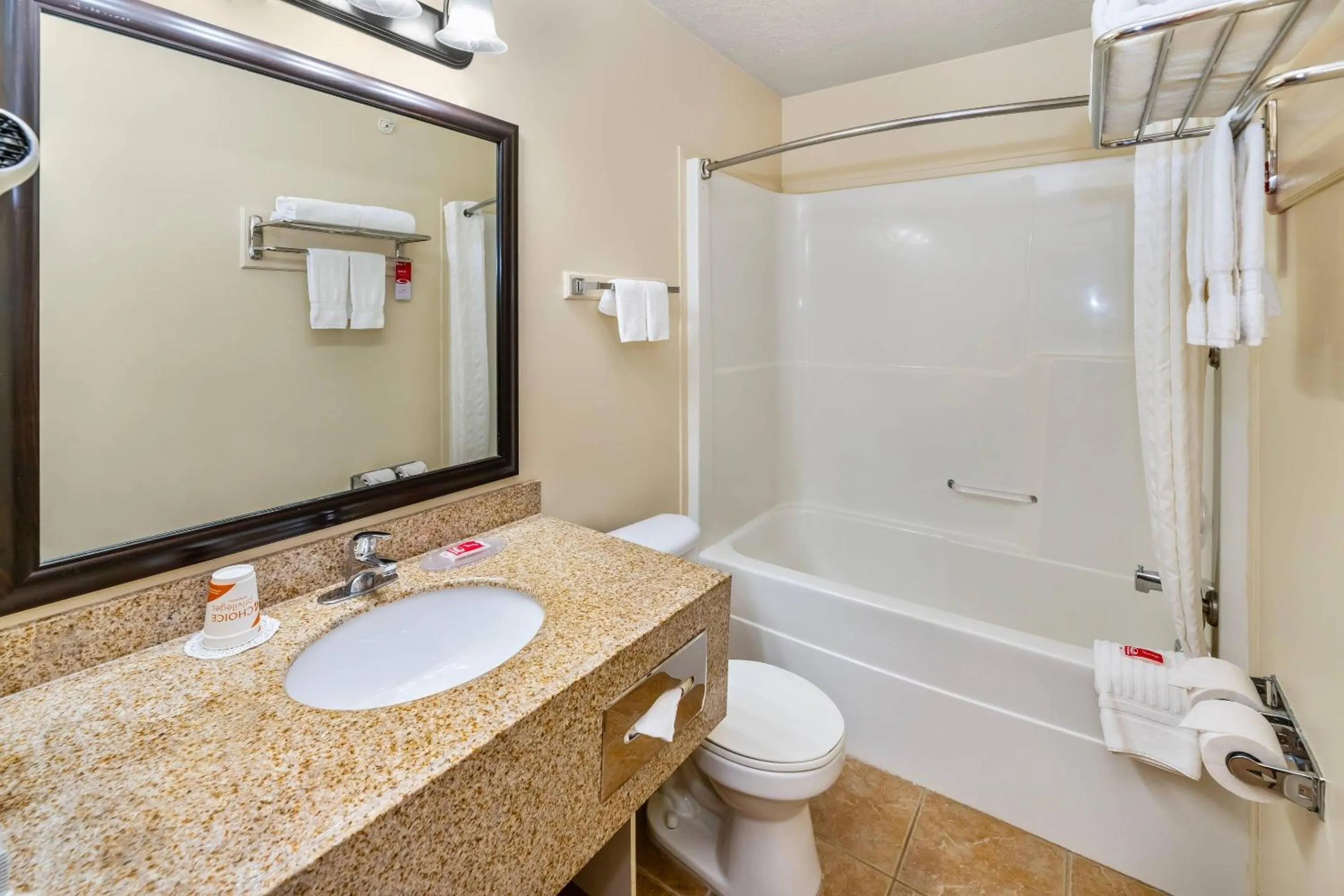 Bedroom in Econo Lodge Inn & Suites High Level