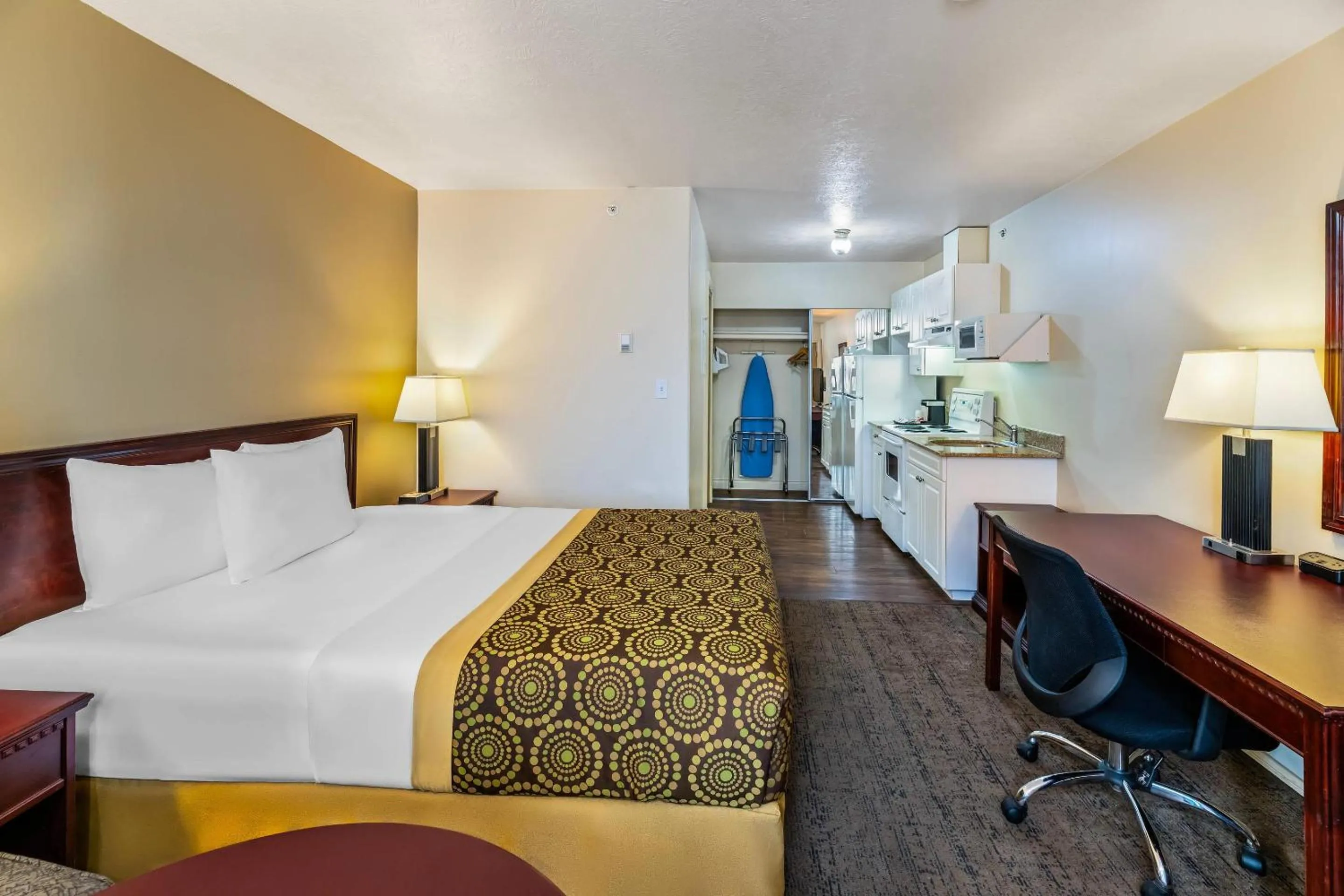 Bedroom, Bed in Econo Lodge Inn & Suites High Level