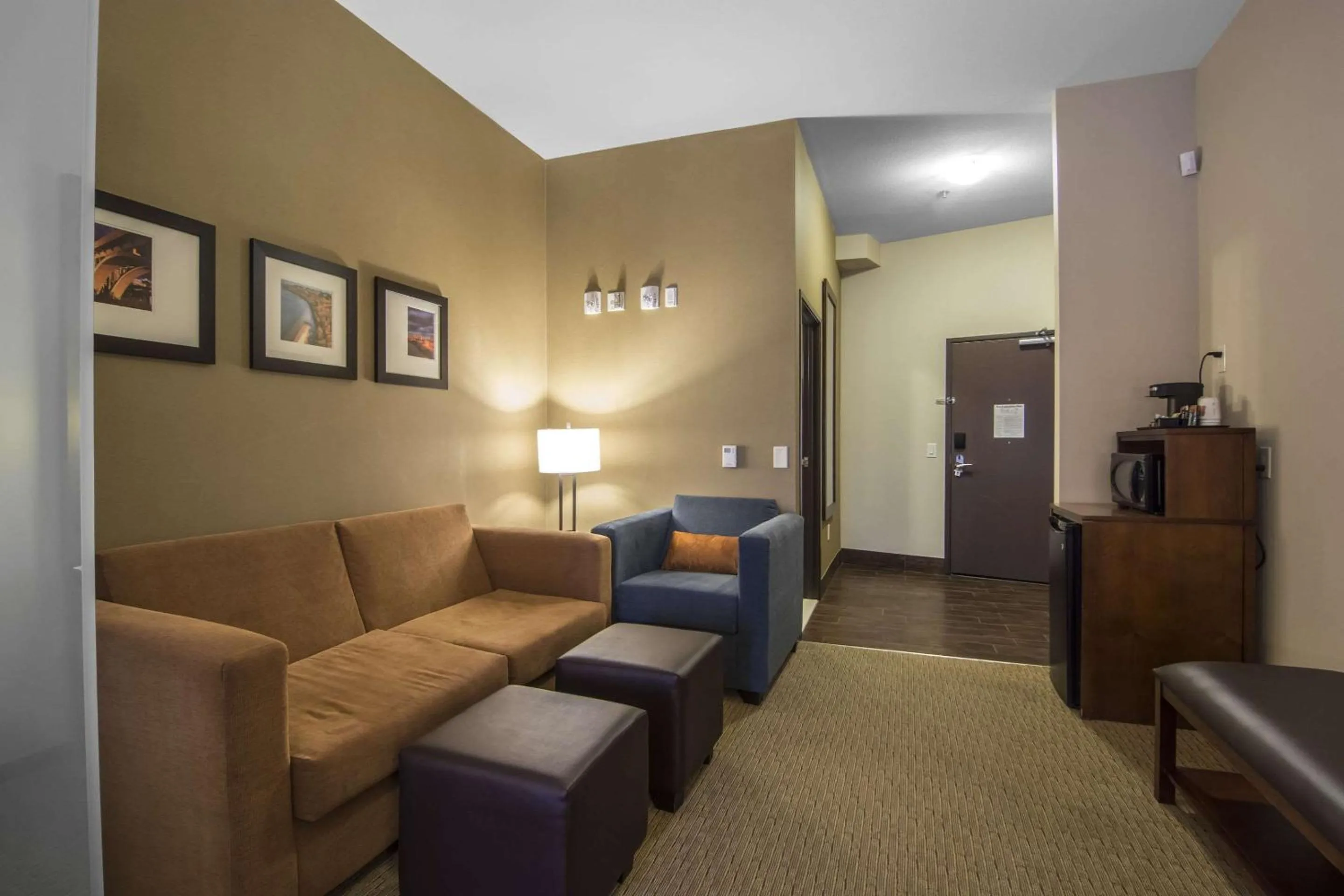Photo of the whole room in Comfort Suites