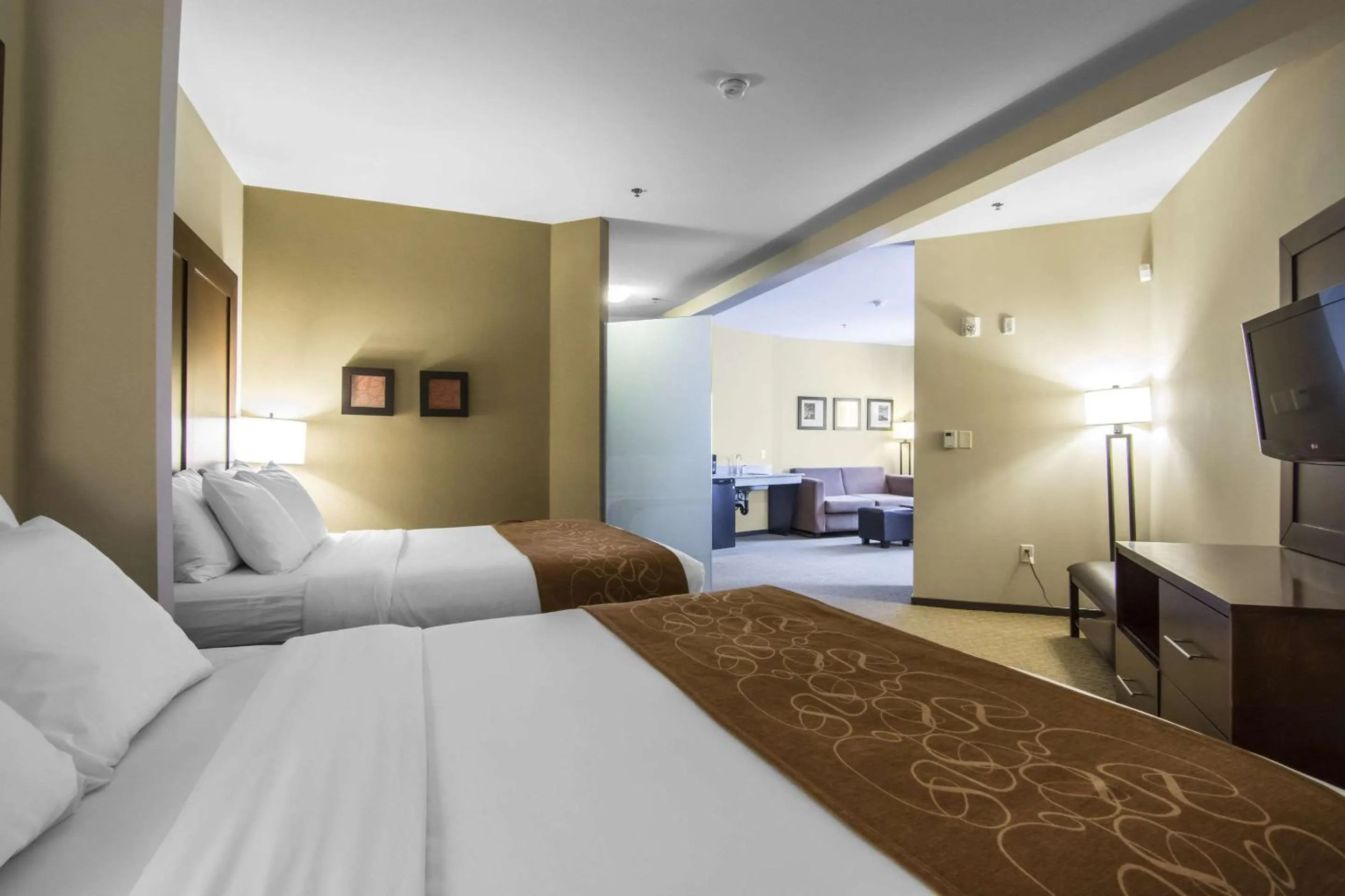 Photo of the whole room, Bed in Comfort Suites