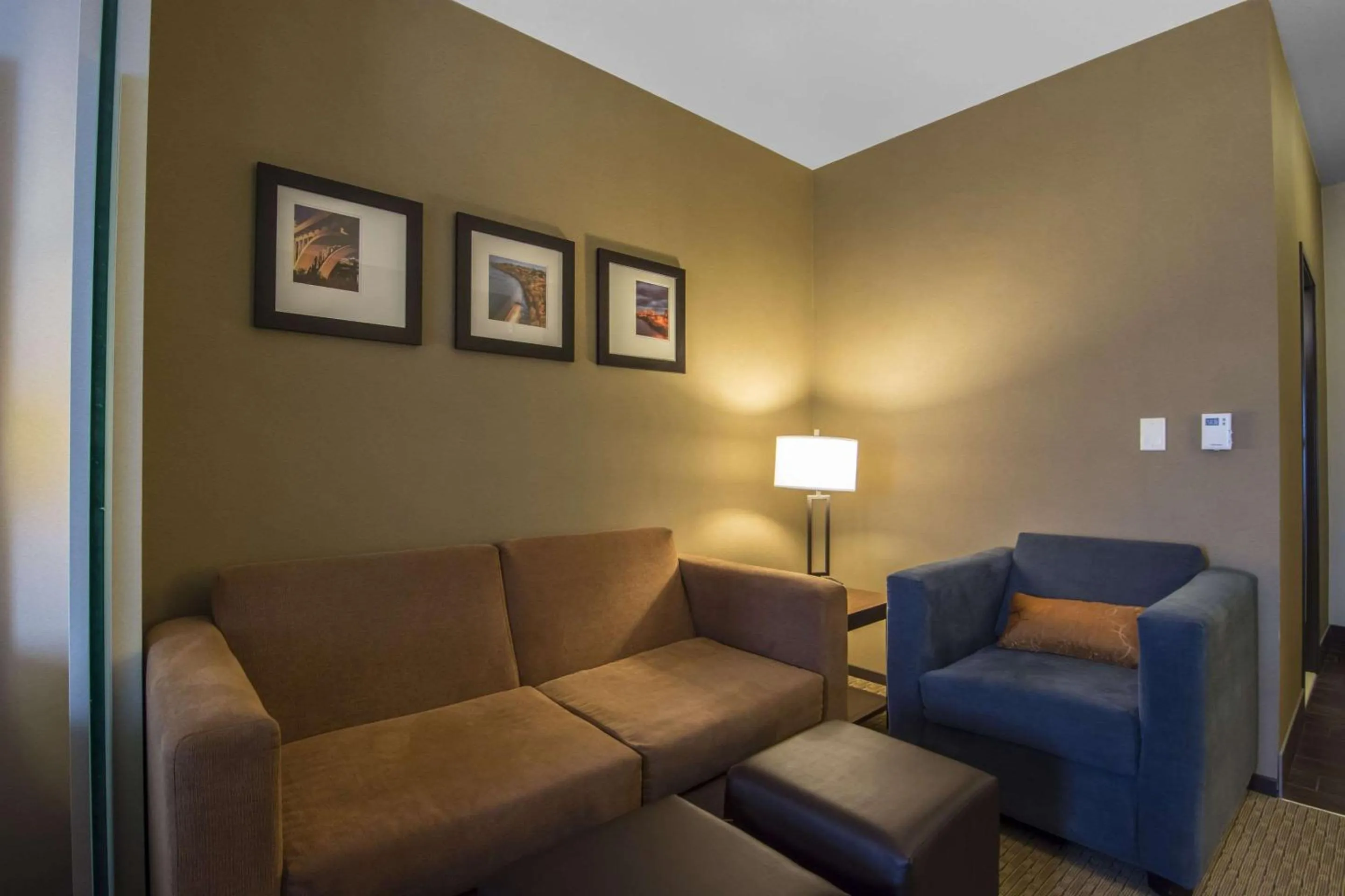 Photo of the whole room in Comfort Suites