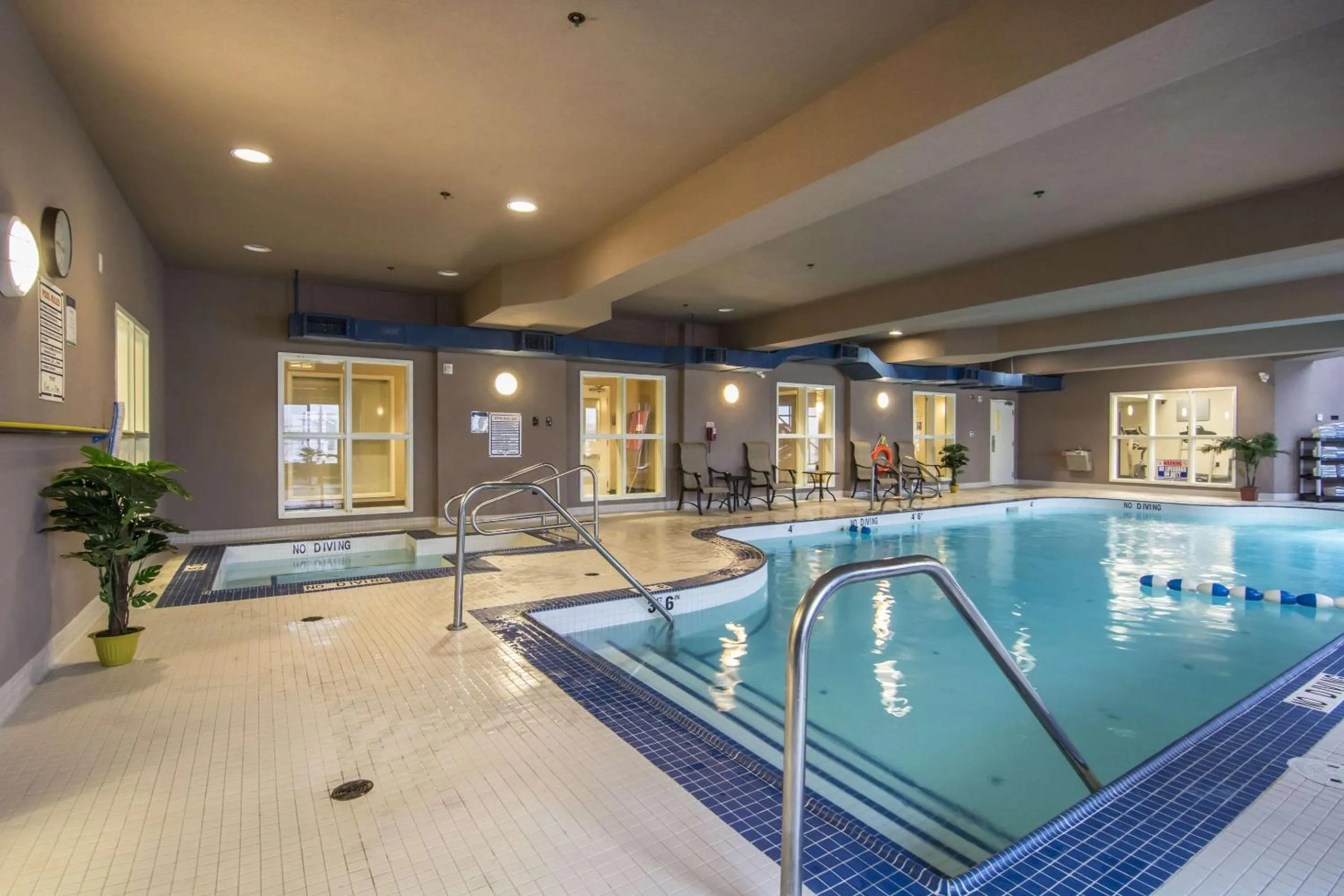 Swimming pool in Comfort Suites