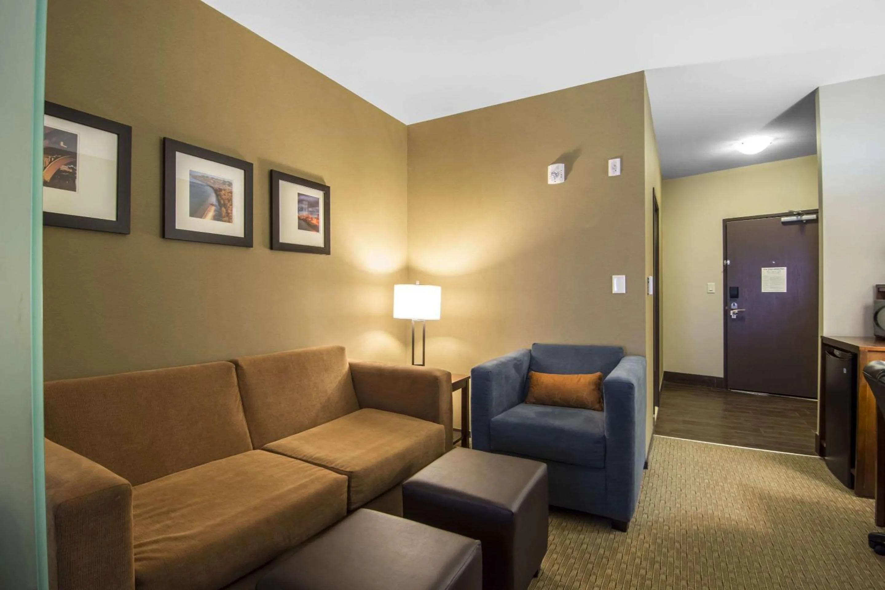 Photo of the whole room in Comfort Suites