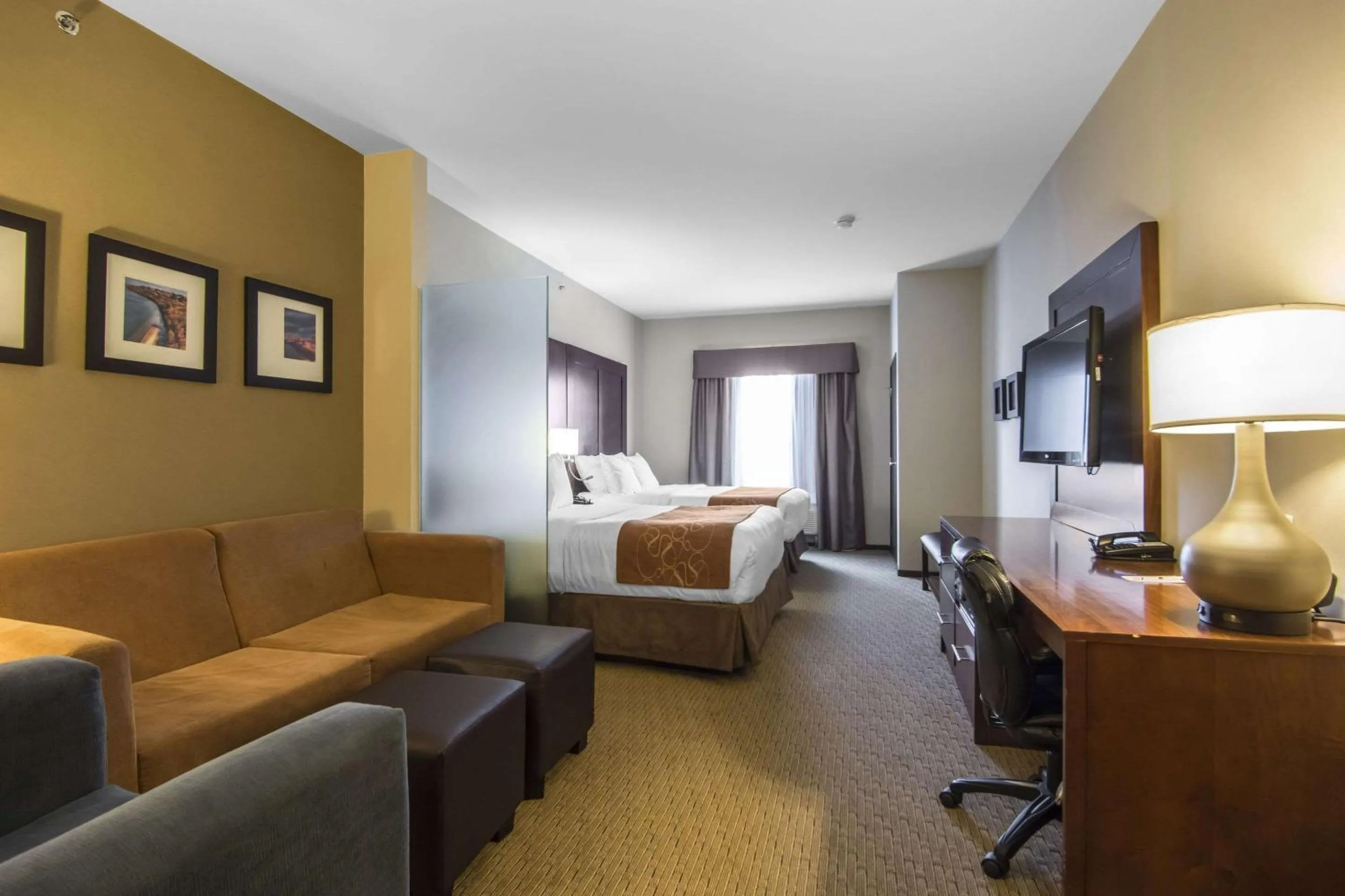 Photo of the whole room, Bed in Comfort Suites