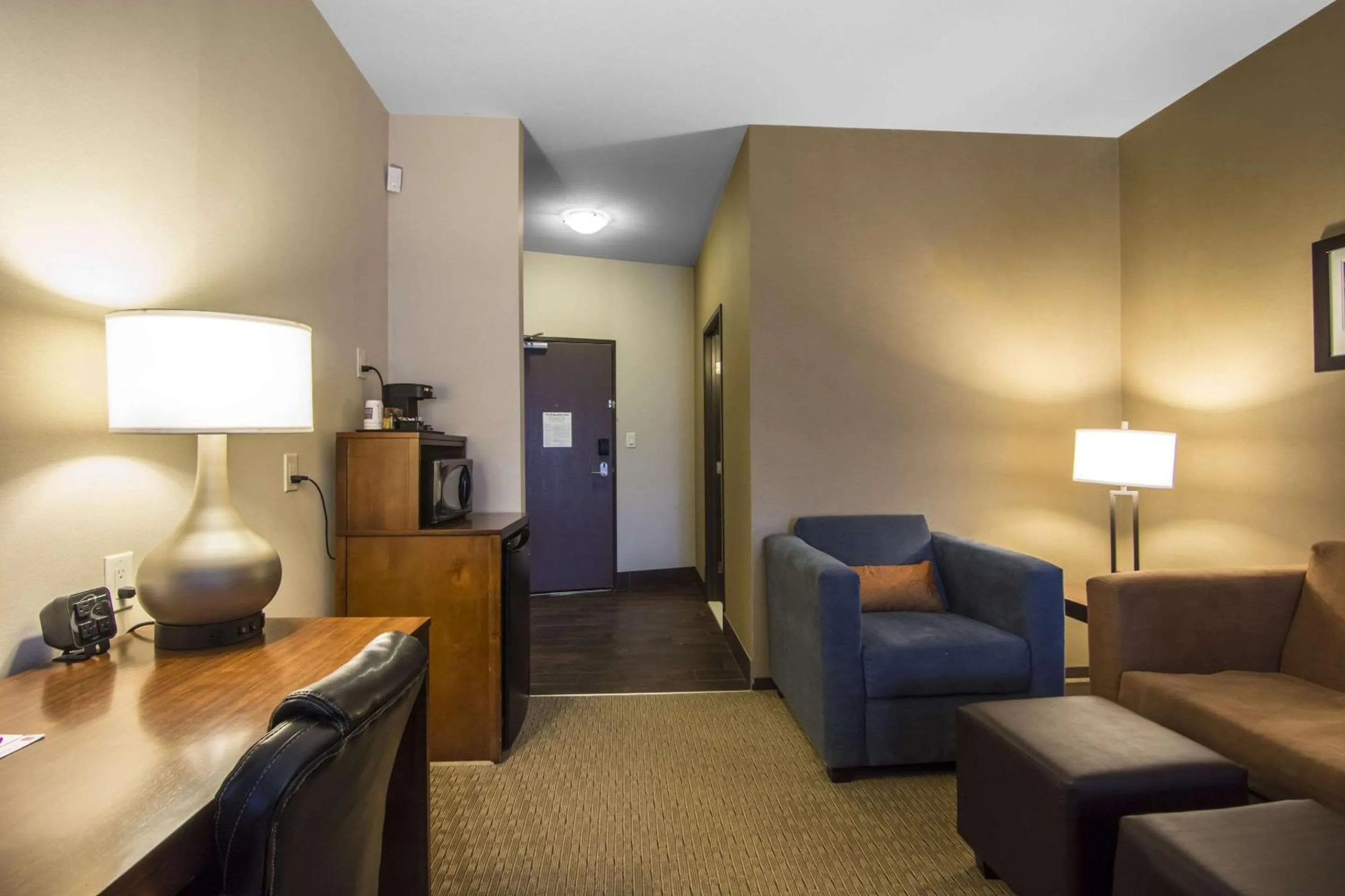 Photo of the whole room in Comfort Suites
