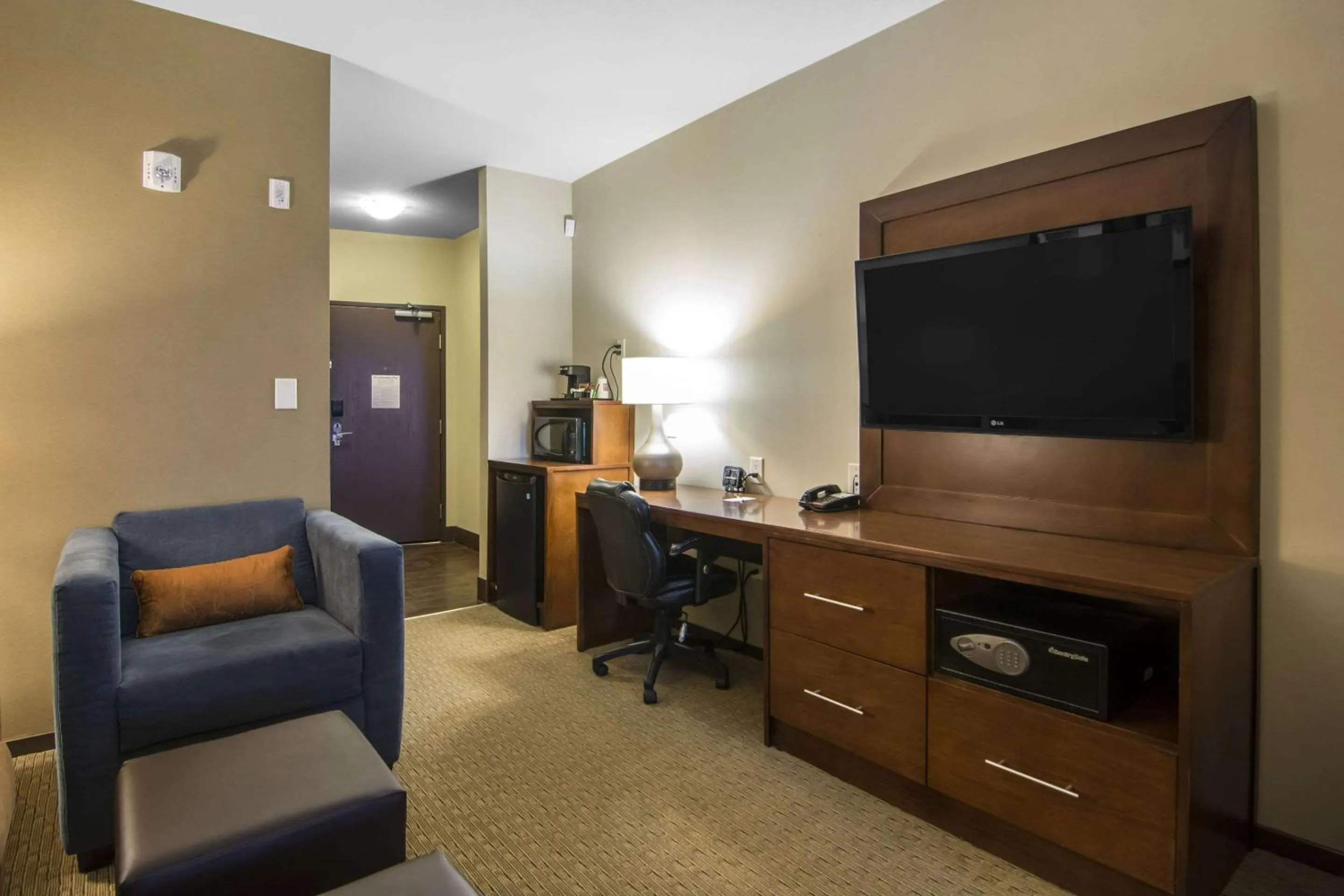 Photo of the whole room in Comfort Suites
