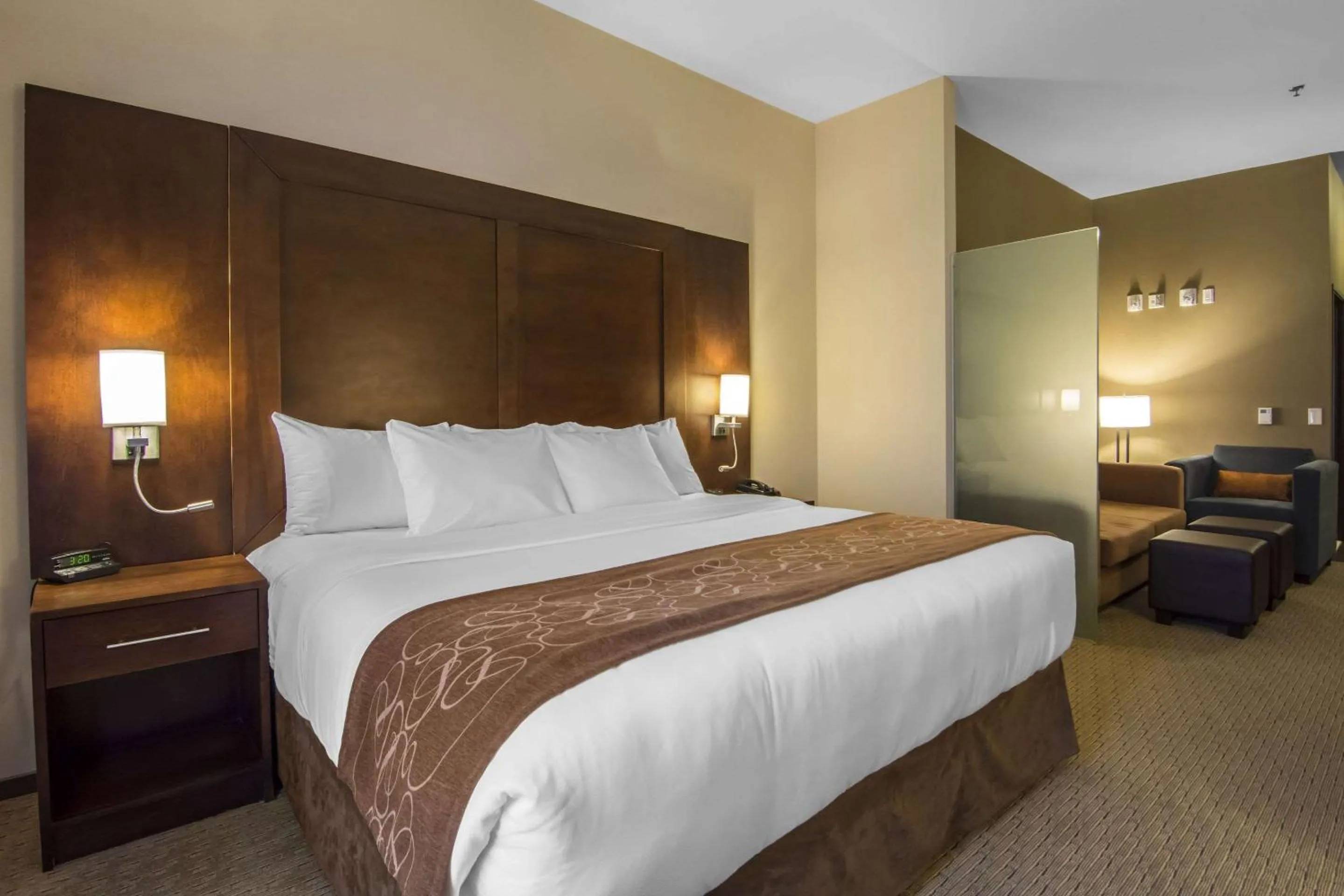 Photo of the whole room, Bed in Comfort Suites