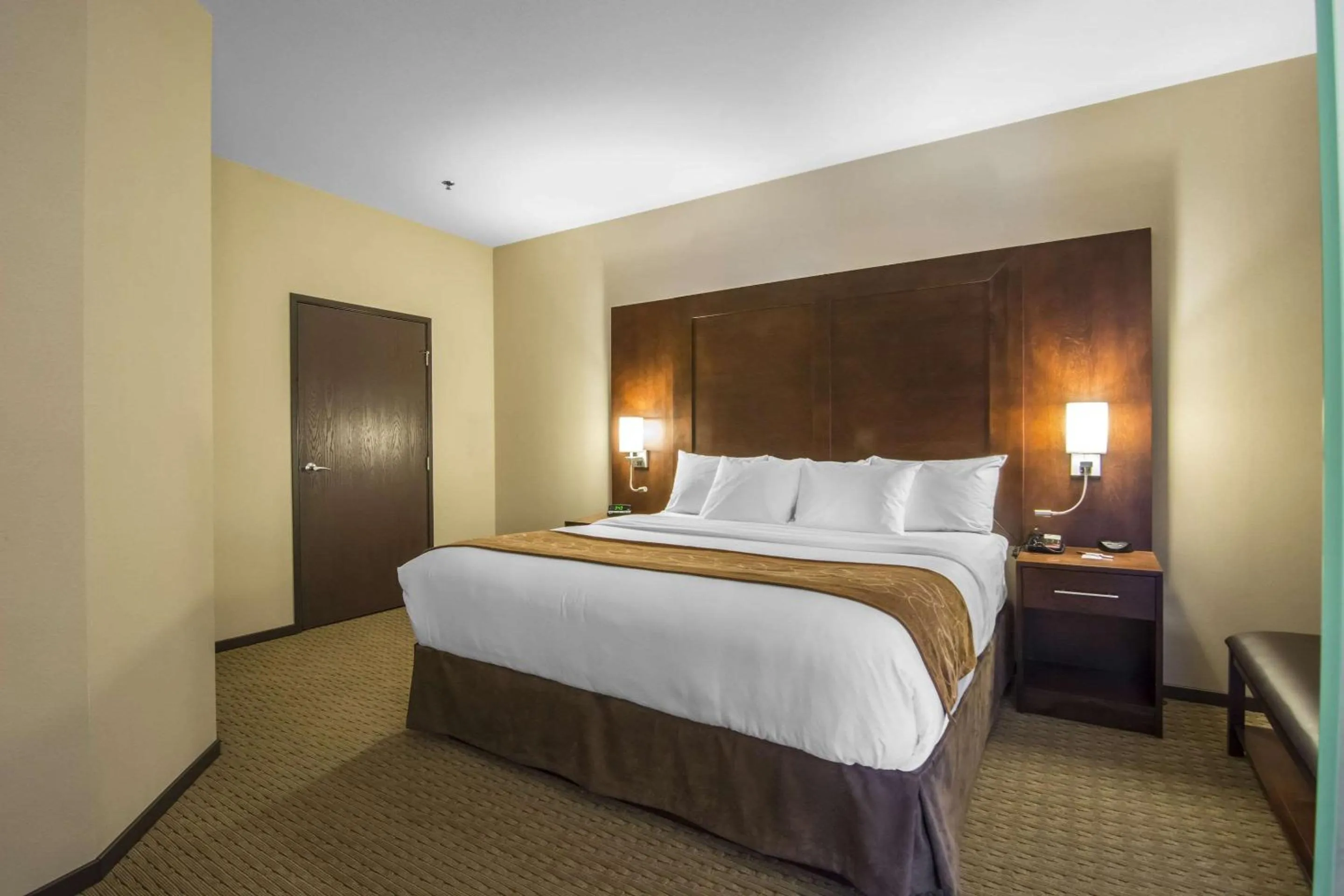 Photo of the whole room, Bed in Comfort Suites