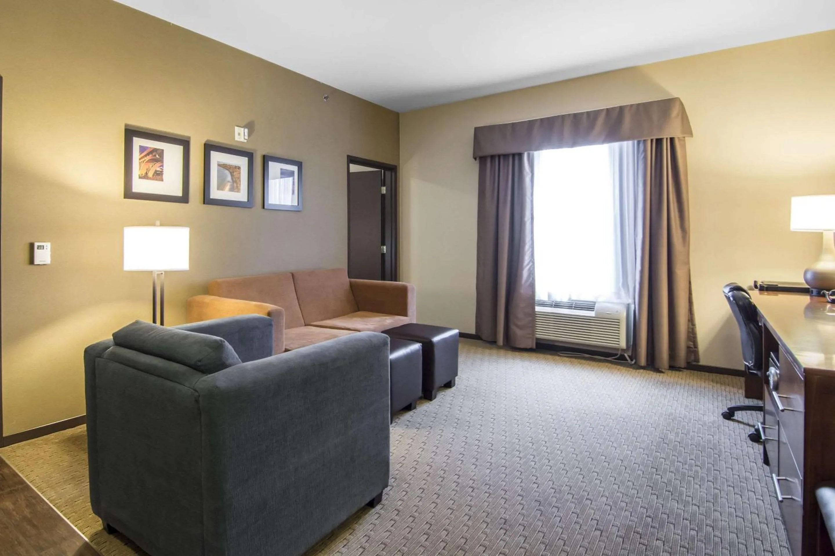 Photo of the whole room in Comfort Suites