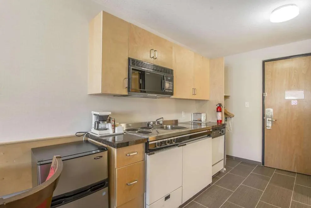 Kitchen or kitchenette in Prestige Riverside Lodge Quesnel