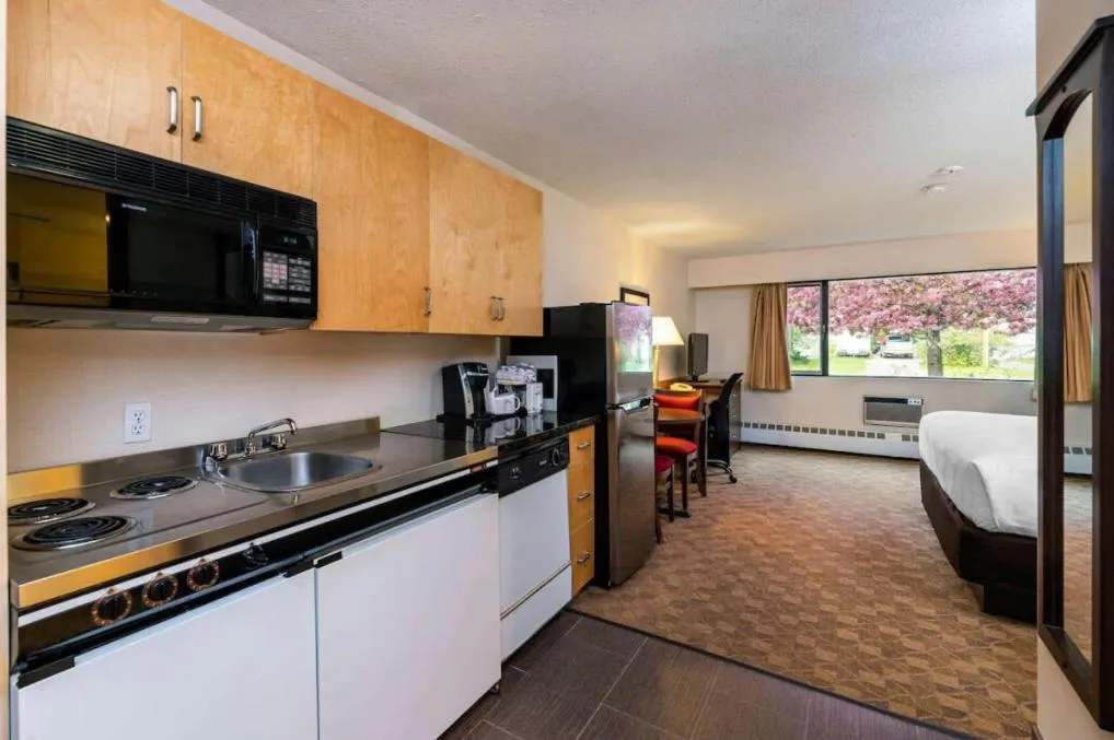 Kitchen or kitchenette in Prestige Riverside Lodge Quesnel