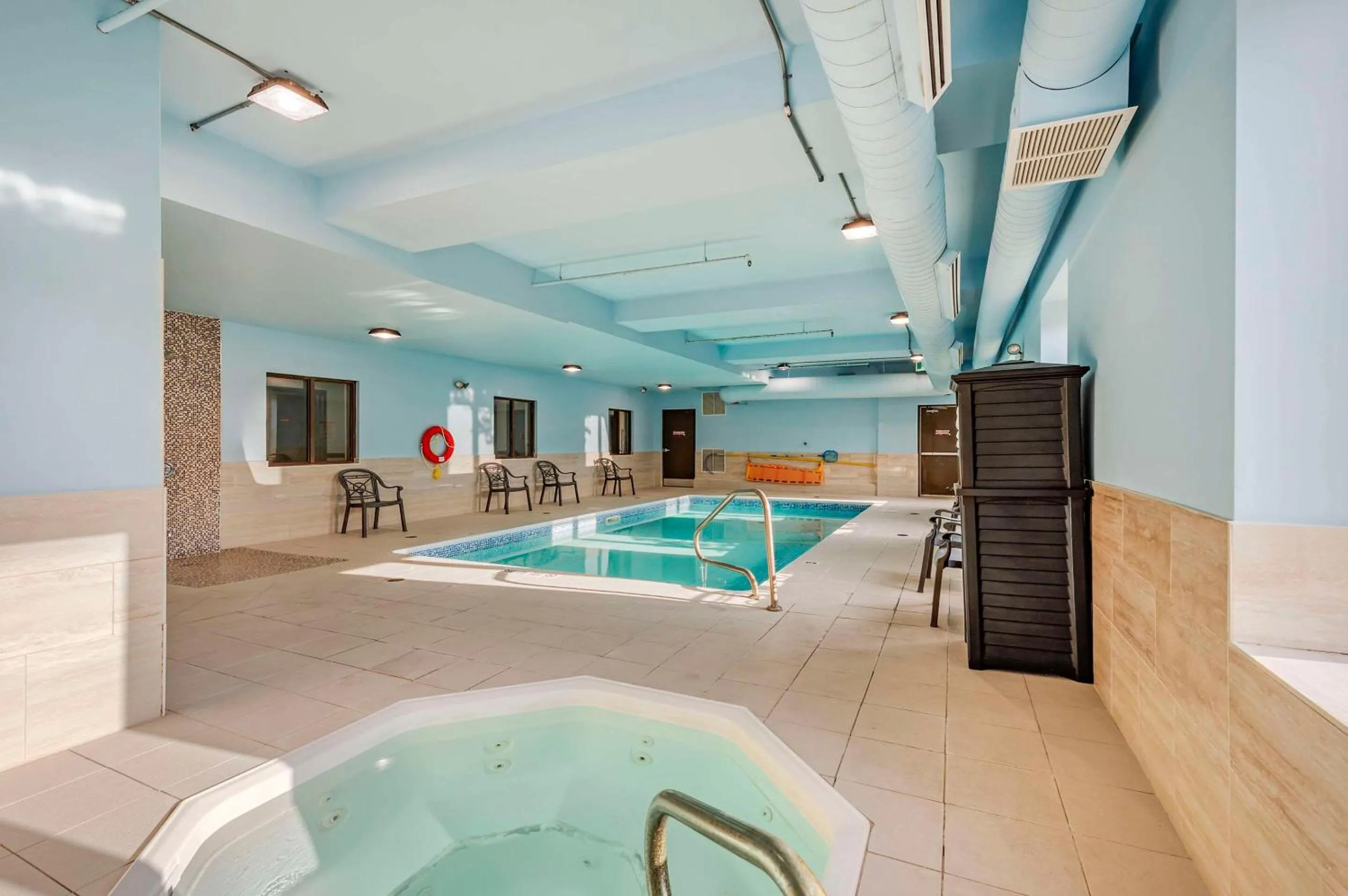 Swimming pool in Quality Inn