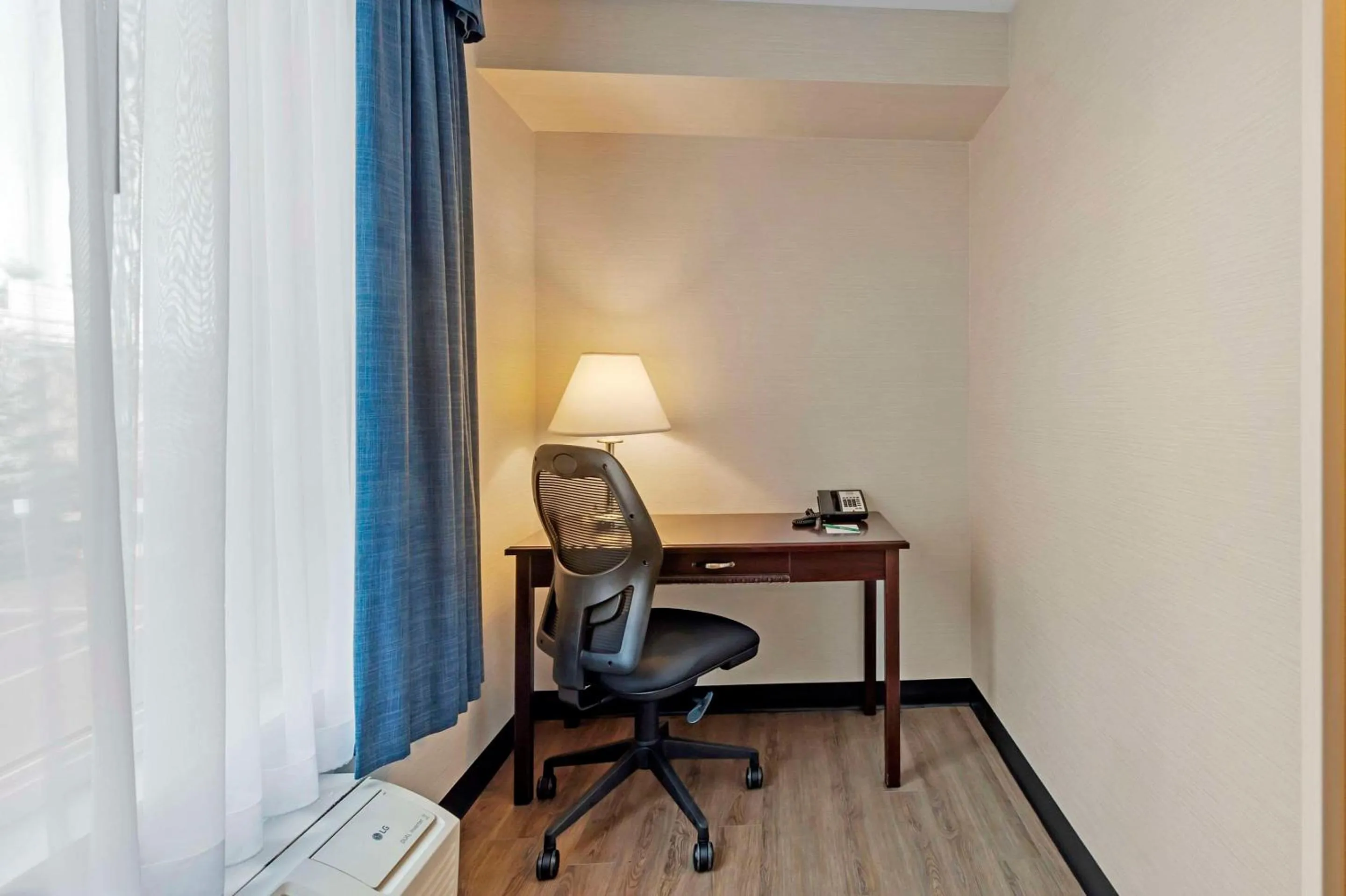 Bedroom in Quality Inn