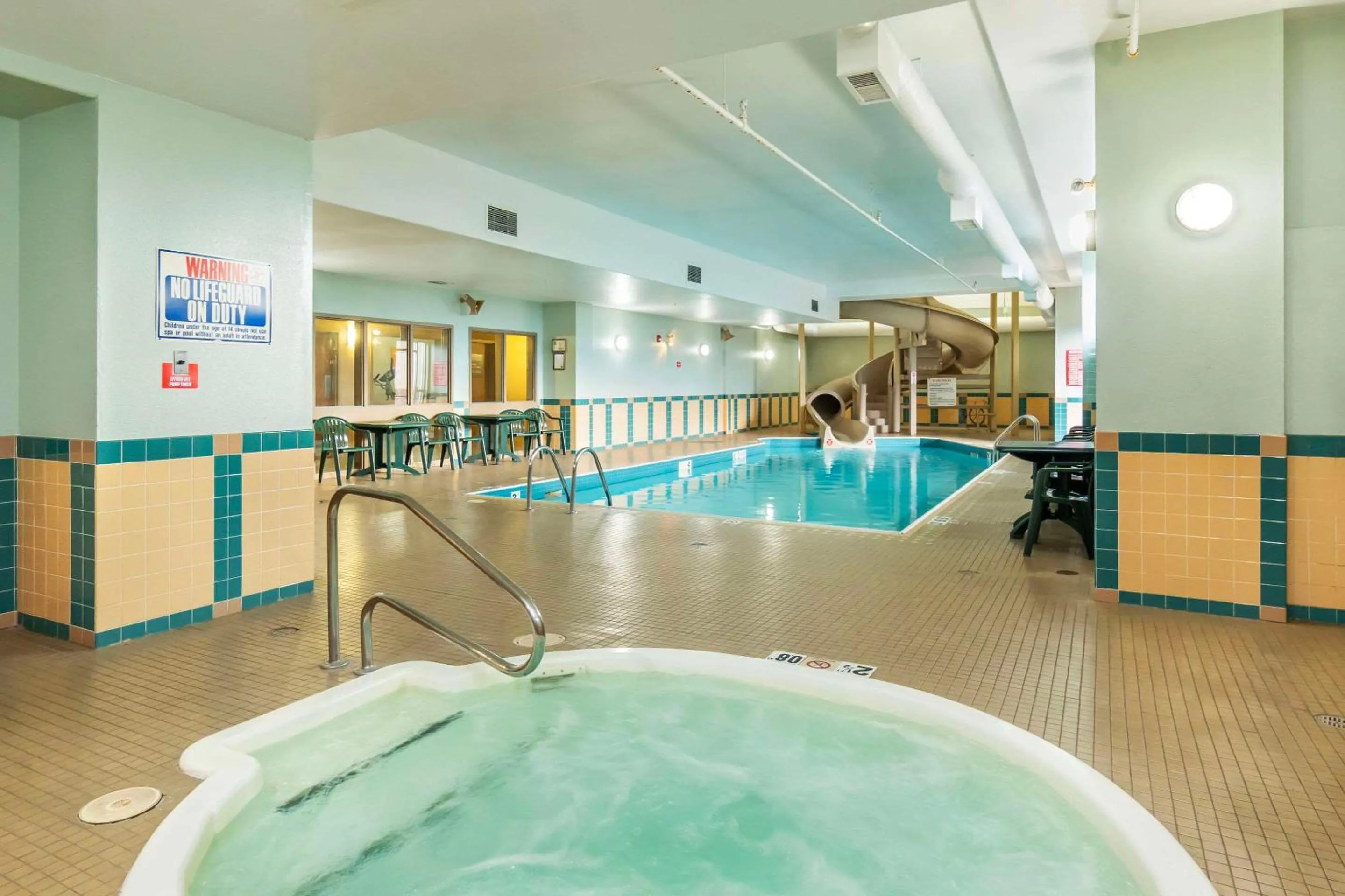 Swimming pool in Comfort Inn & Suites