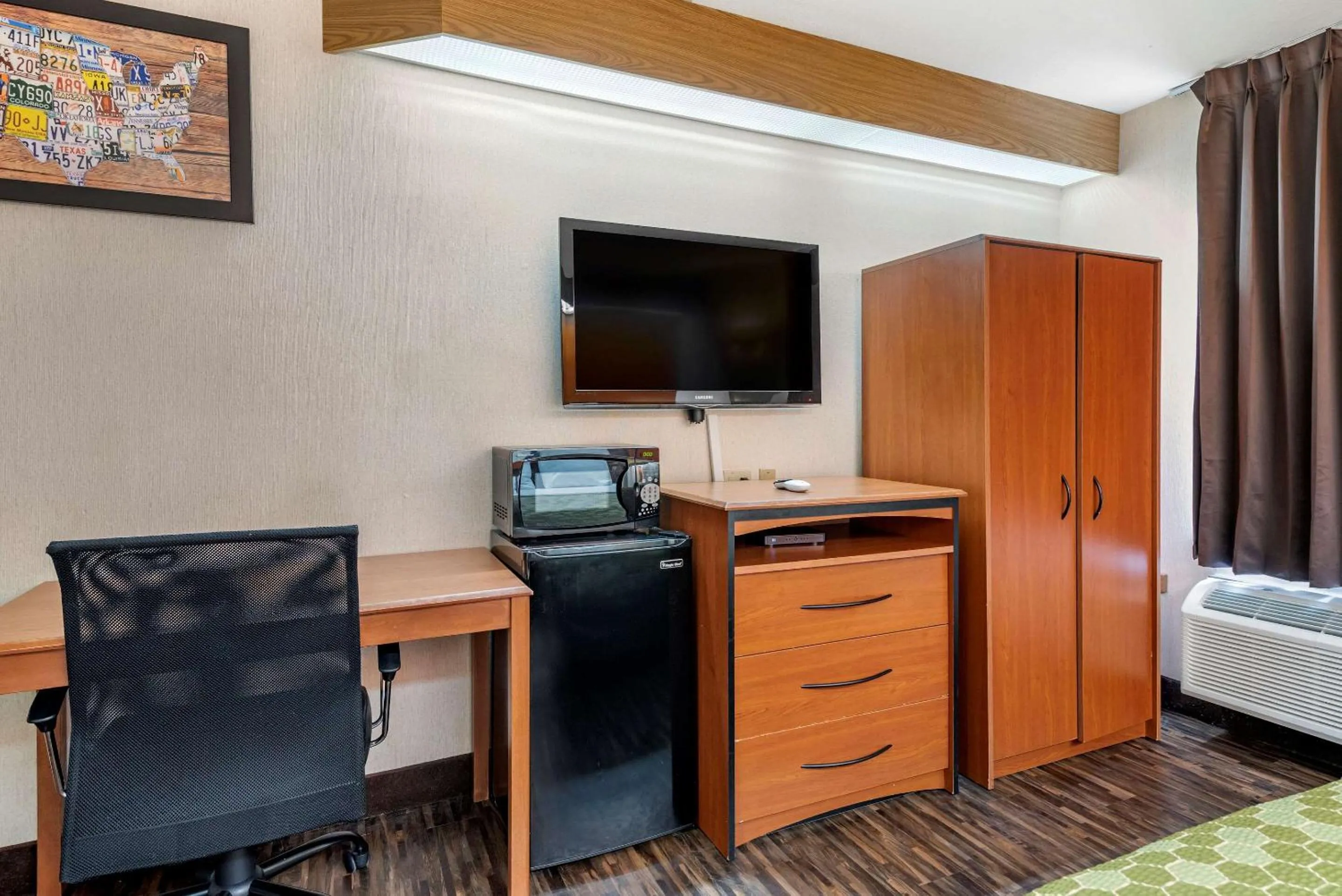 Photo of the whole room, Bed in Econo Lodge North Academy