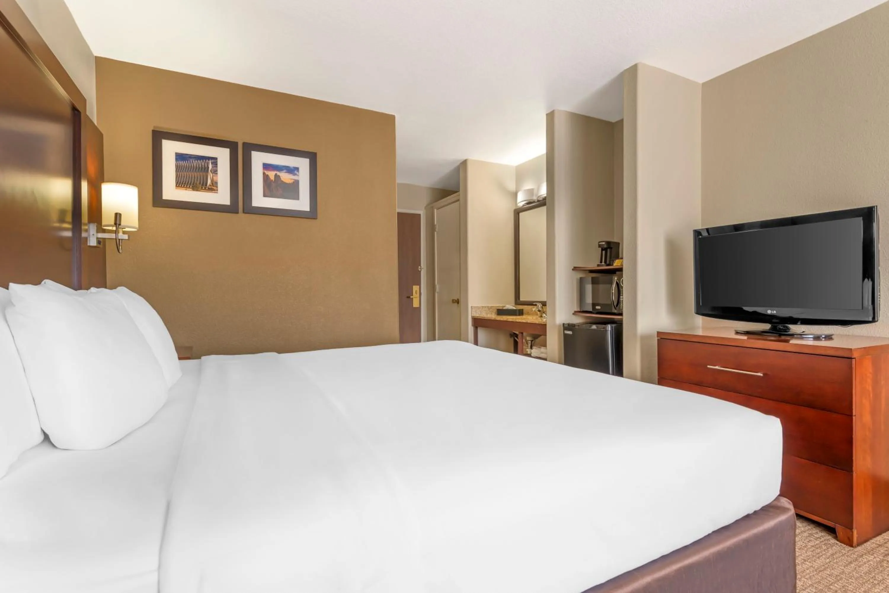 Bed in Comfort Inn North - Air Force Academy Area