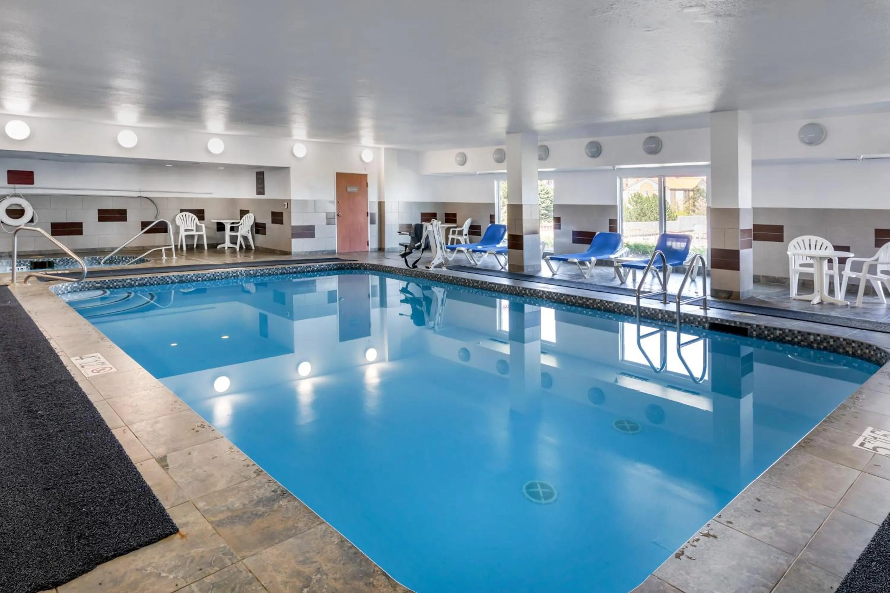Swimming pool in Comfort Suites Denver Tech Center