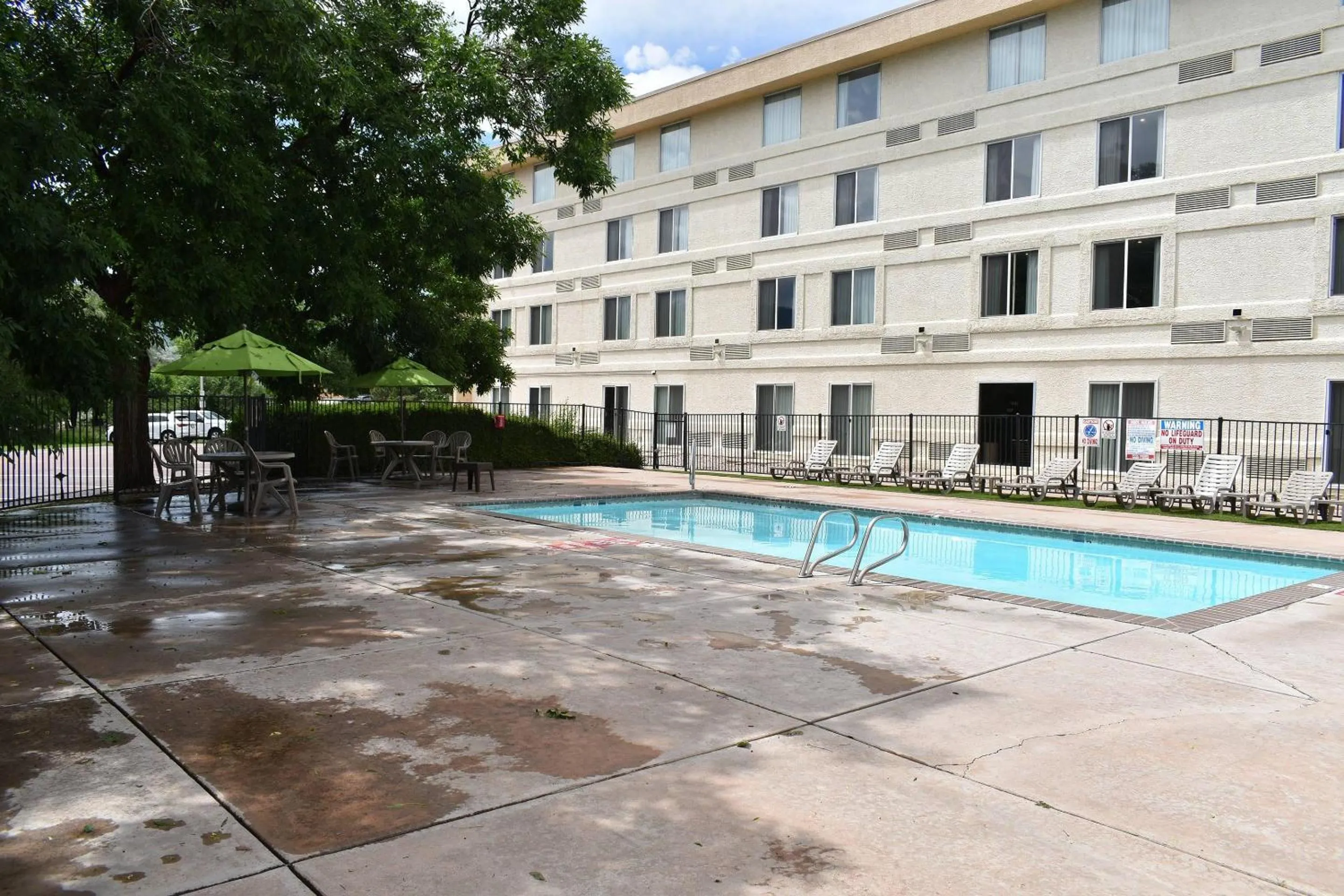 Swimming pool in Quality Inn & Suites Garden Of The Gods