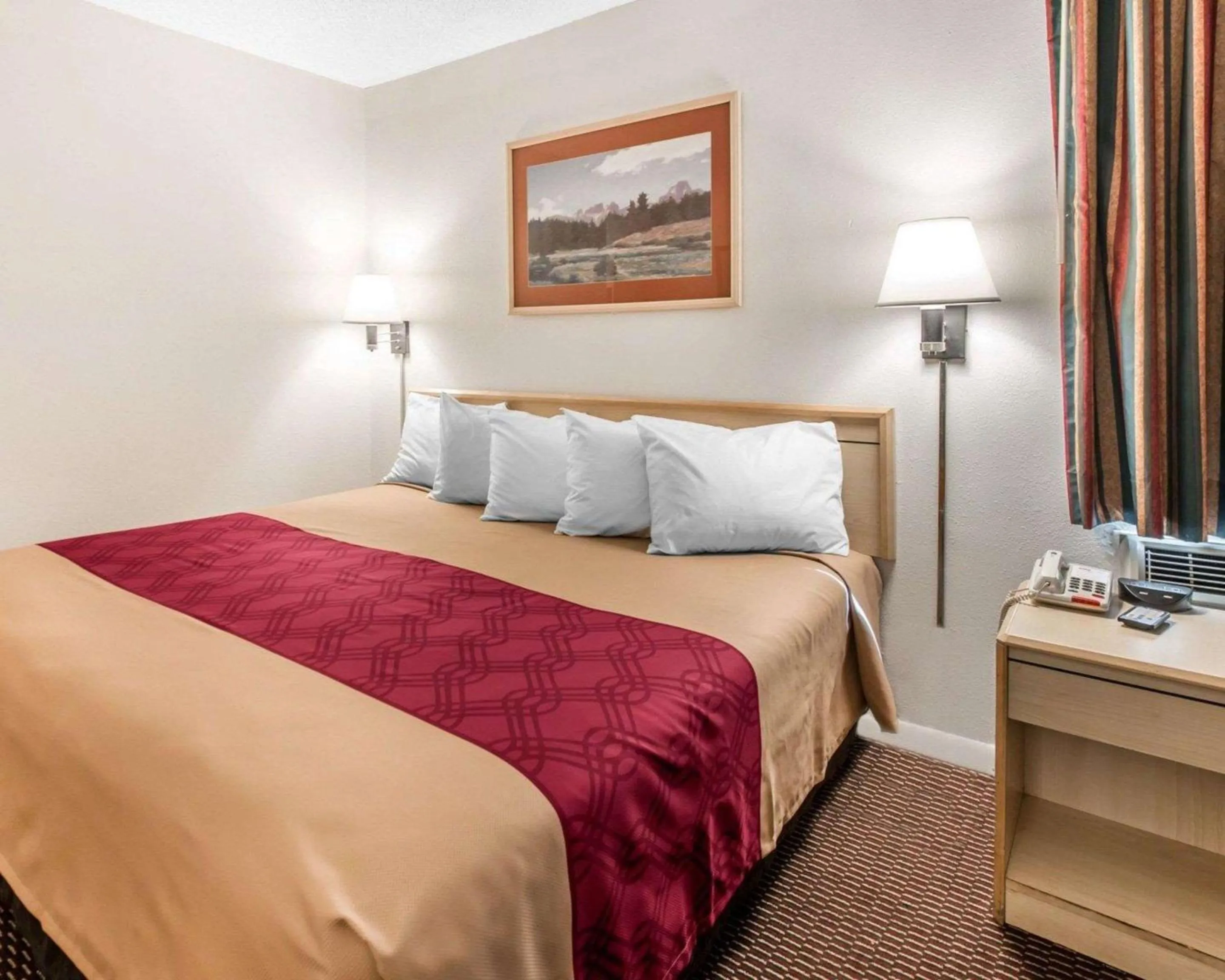 Photo of the whole room, Bed in Econo Lodge Colorado Springs Downtown